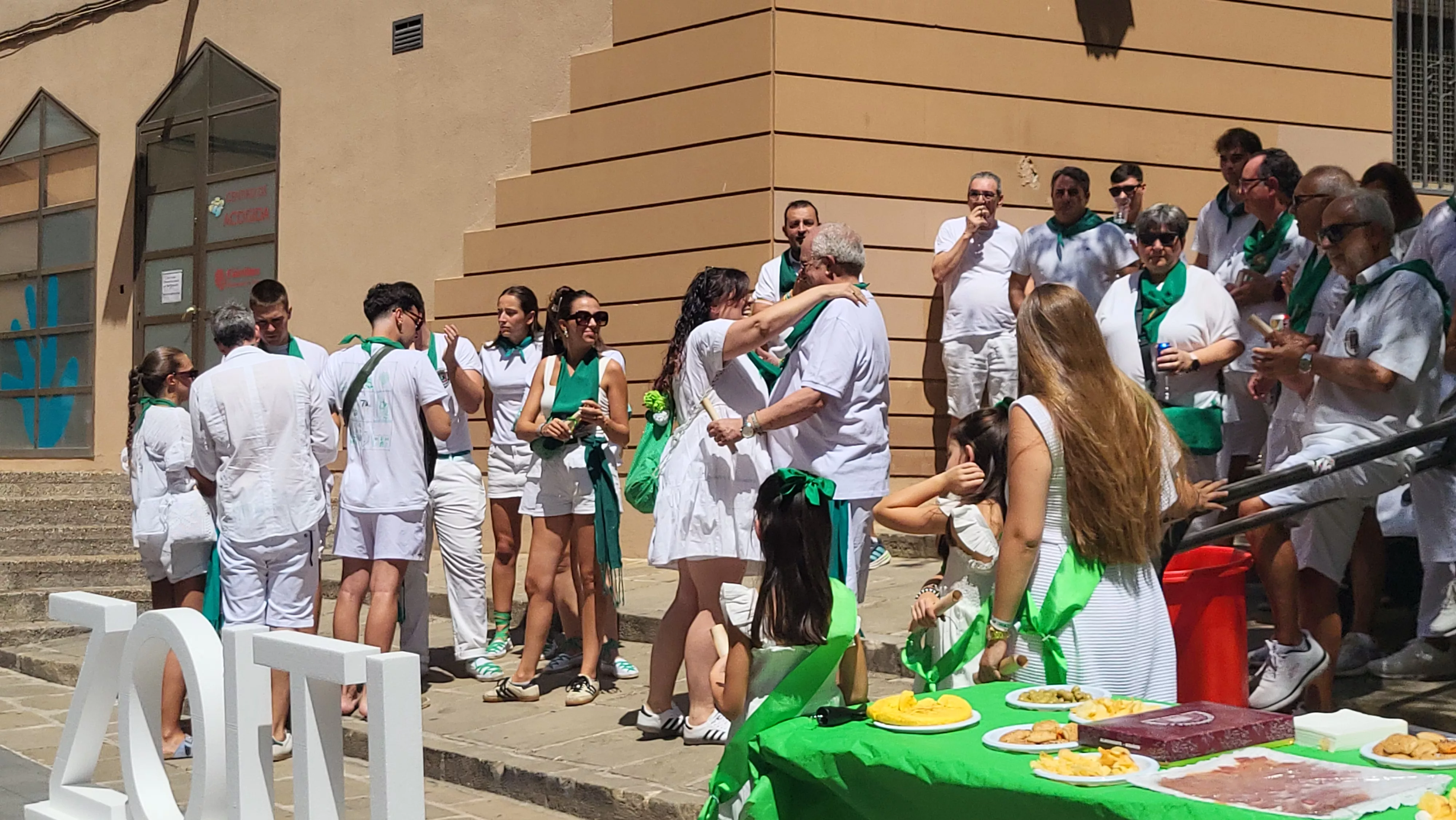 Ronda a las mairalesas de la Peña Zoiti con homenaje a fundadores y presidentes. Foto Mercedes Manterola