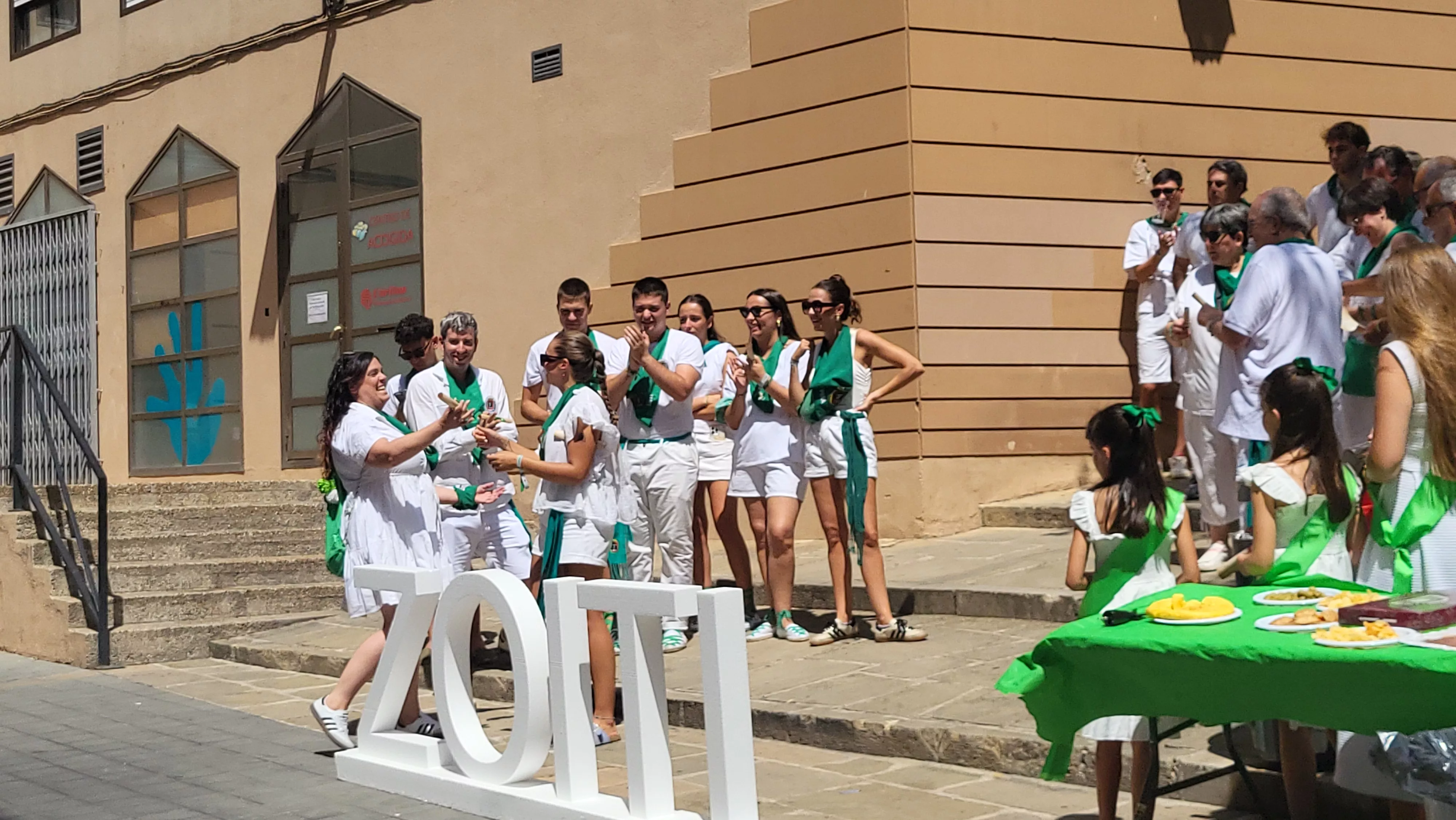 Ronda a las mairalesas de la Peña Zoiti con homenaje a fundadores y presidentes. Foto Mercedes Manterola