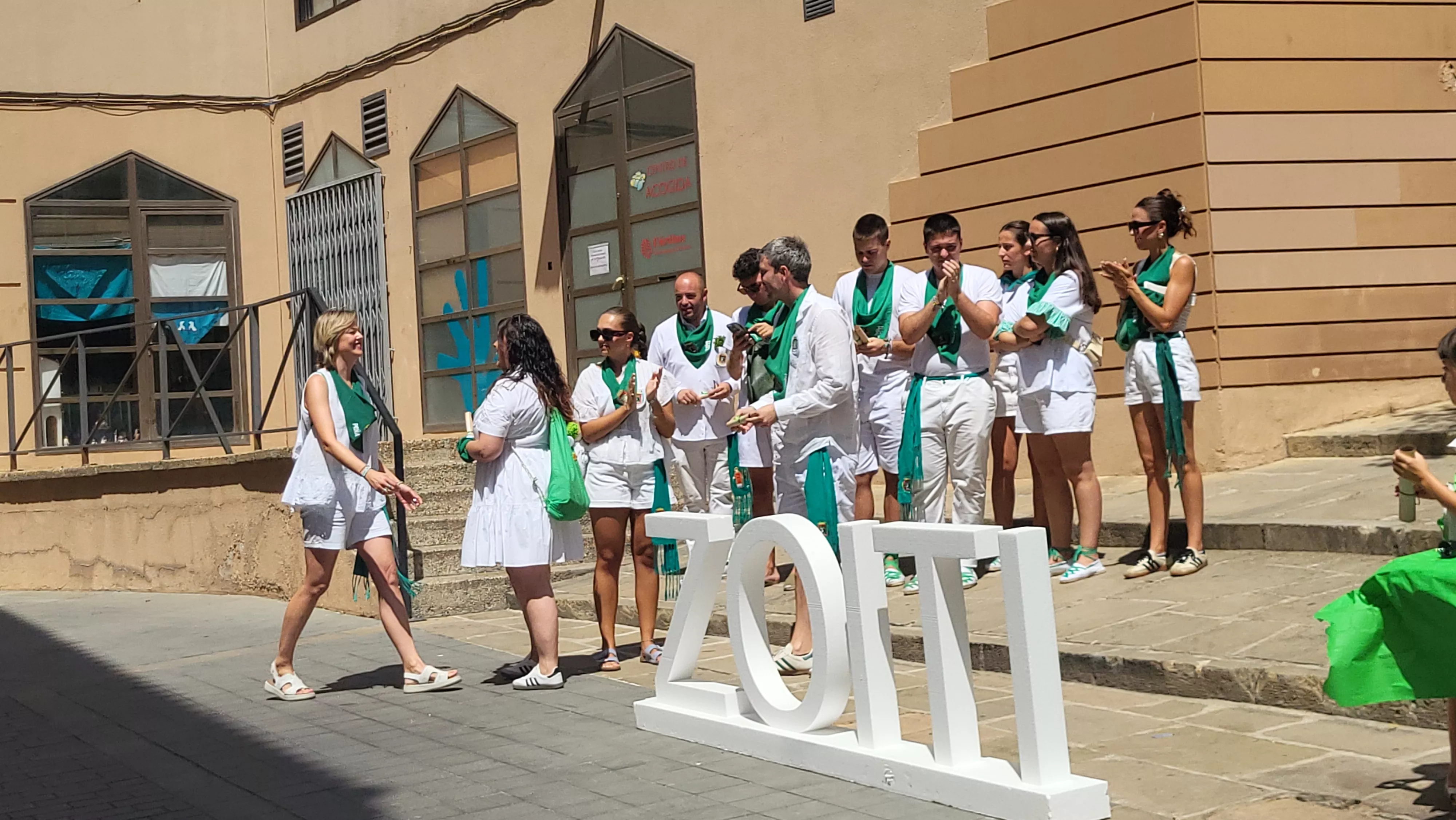 Ronda a las mairalesas de la Peña Zoiti con homenaje a fundadores y presidentes. Foto Mercedes Manterola