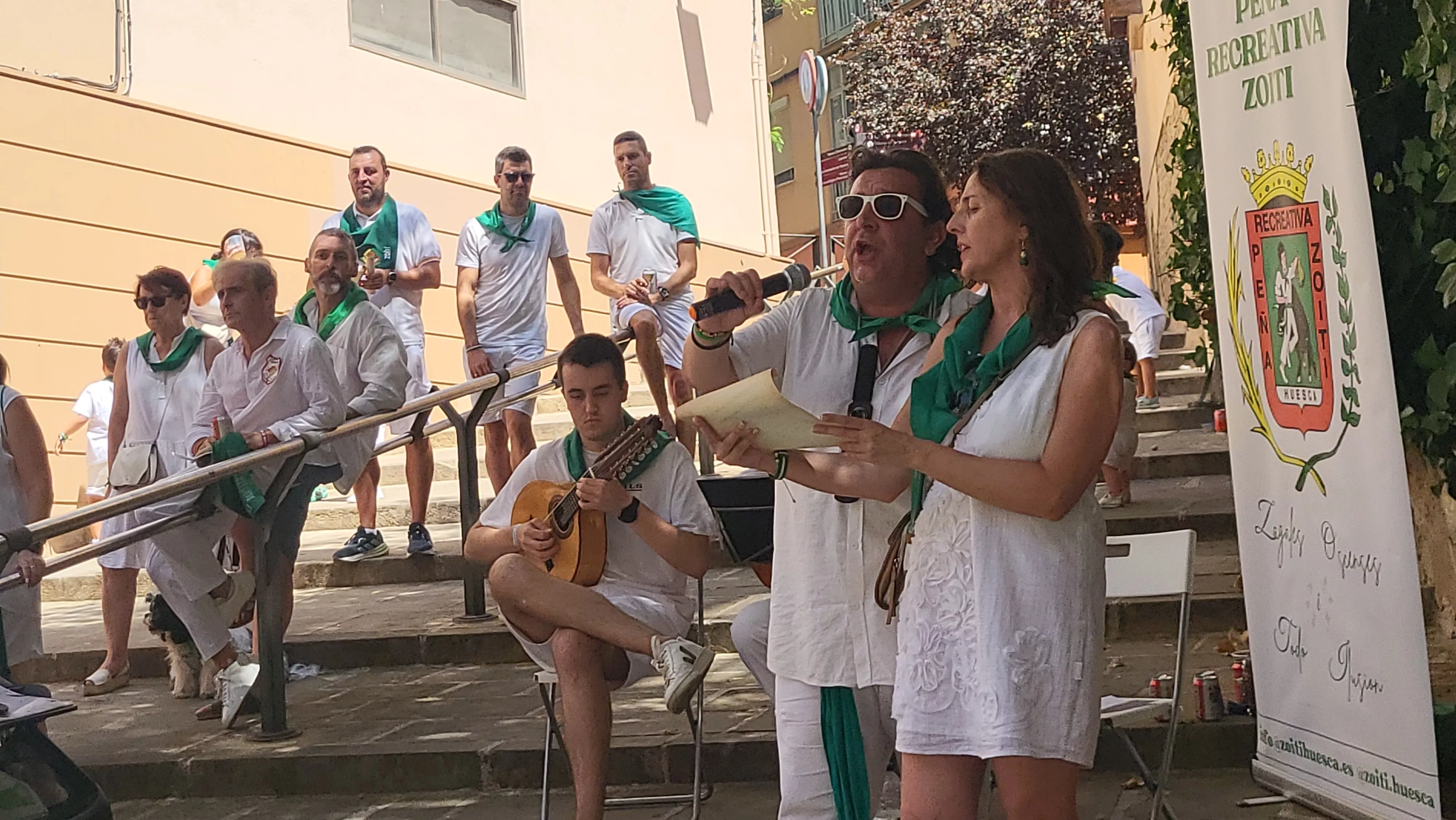 Ronda a las mairalesas de la Peña Zoiti con homenaje a fundadores y presidentes. Foto Mercedes Manterola