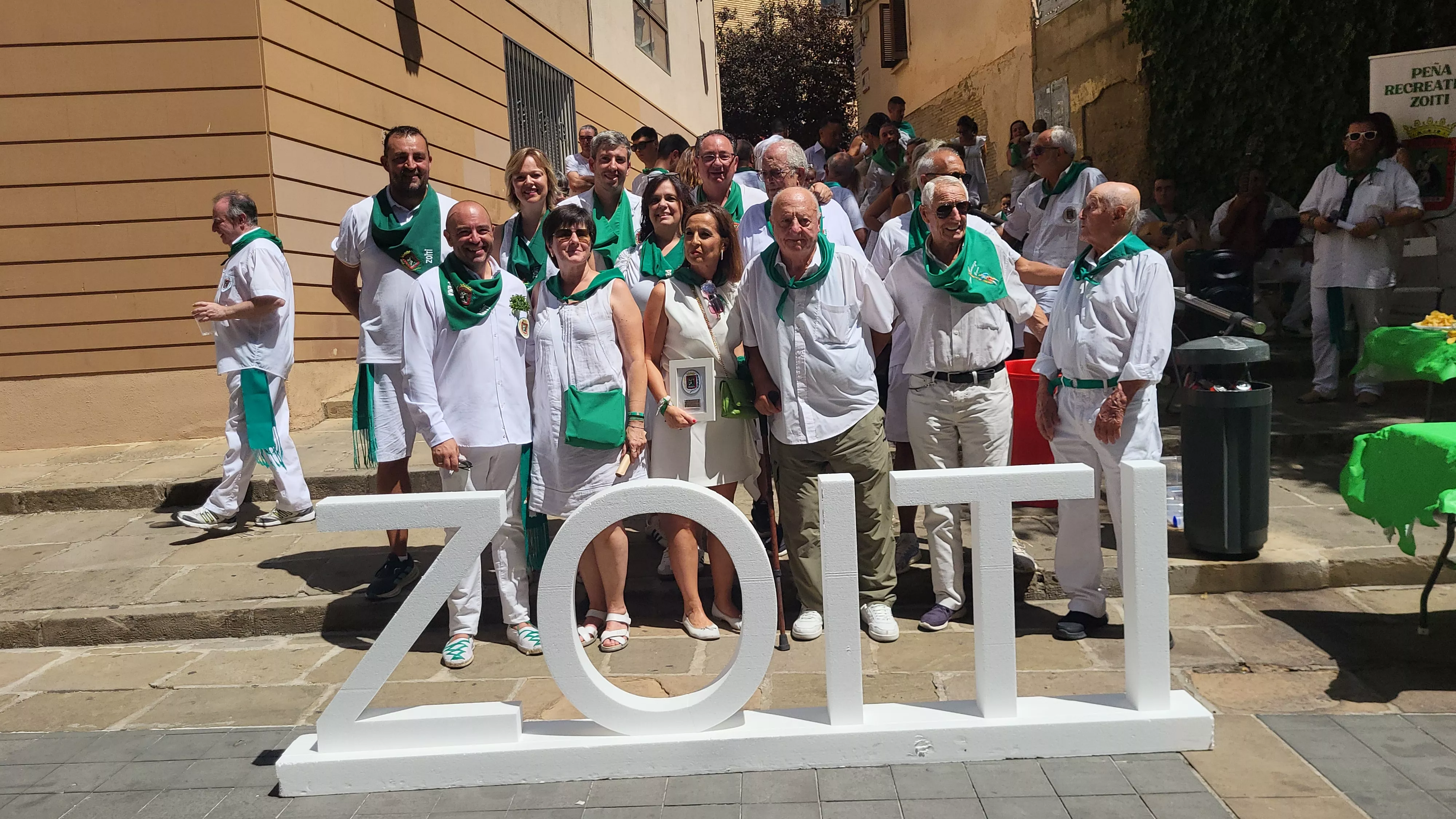Ronda a las mairalesas de la Peña Zoiti con homenaje a fundadores y presidentes. Foto Mercedes Manterola
