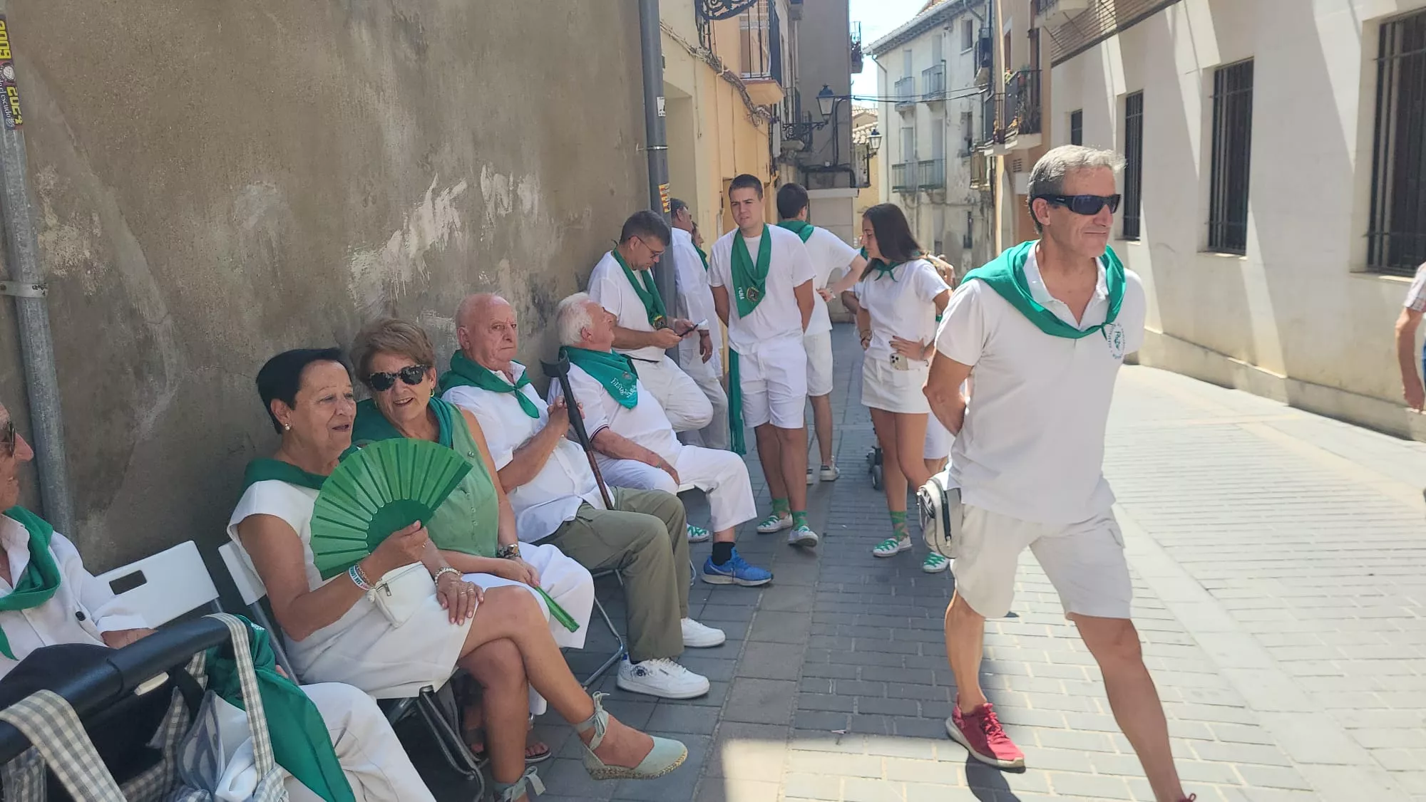 Ronda a las mairalesas de la Peña Zoiti con homenaje a fundadores y presidentes. Foto Mercedes Manterola