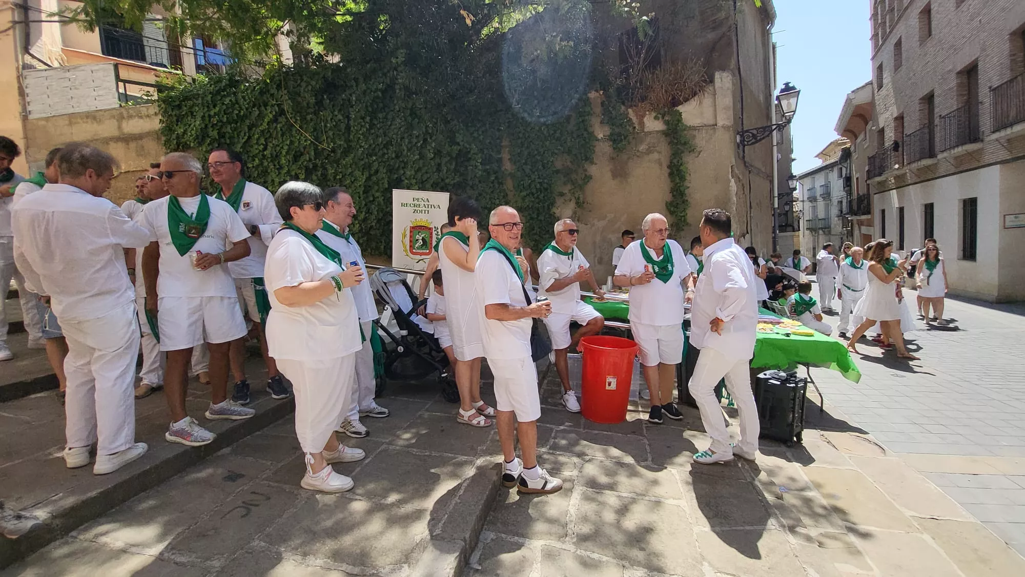 Ronda a las mairalesas de la Peña Zoiti con homenaje a fundadores y presidentes. Foto Mercedes Manterola