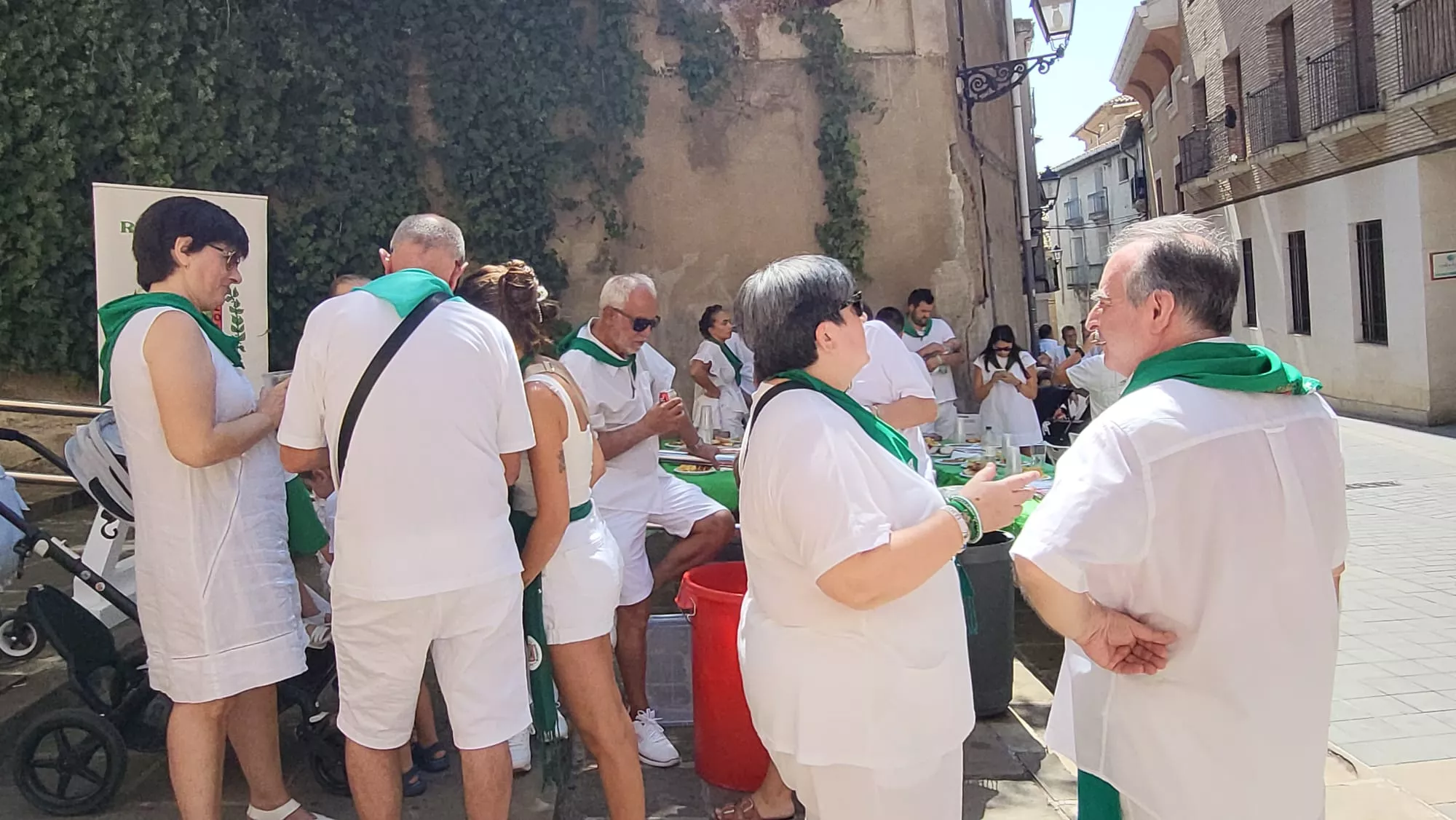Ronda a las mairalesas de la Peña Zoiti con homenaje a fundadores y presidentes. Foto Mercedes Manterola