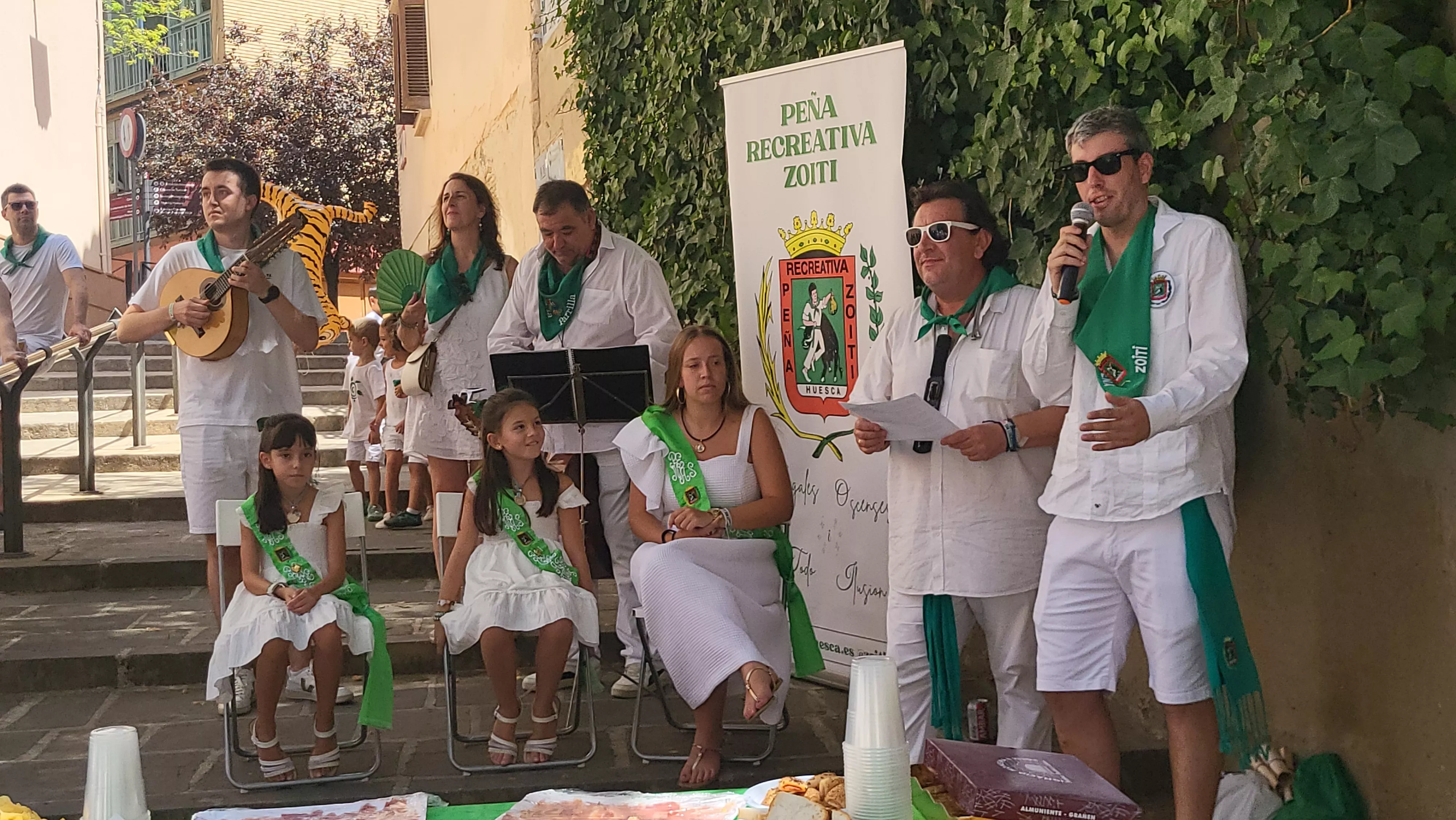 Ronda a las mairalesas de la Peña Zoiti con homenaje a fundadores y presidentes. Foto Mercedes Manterola