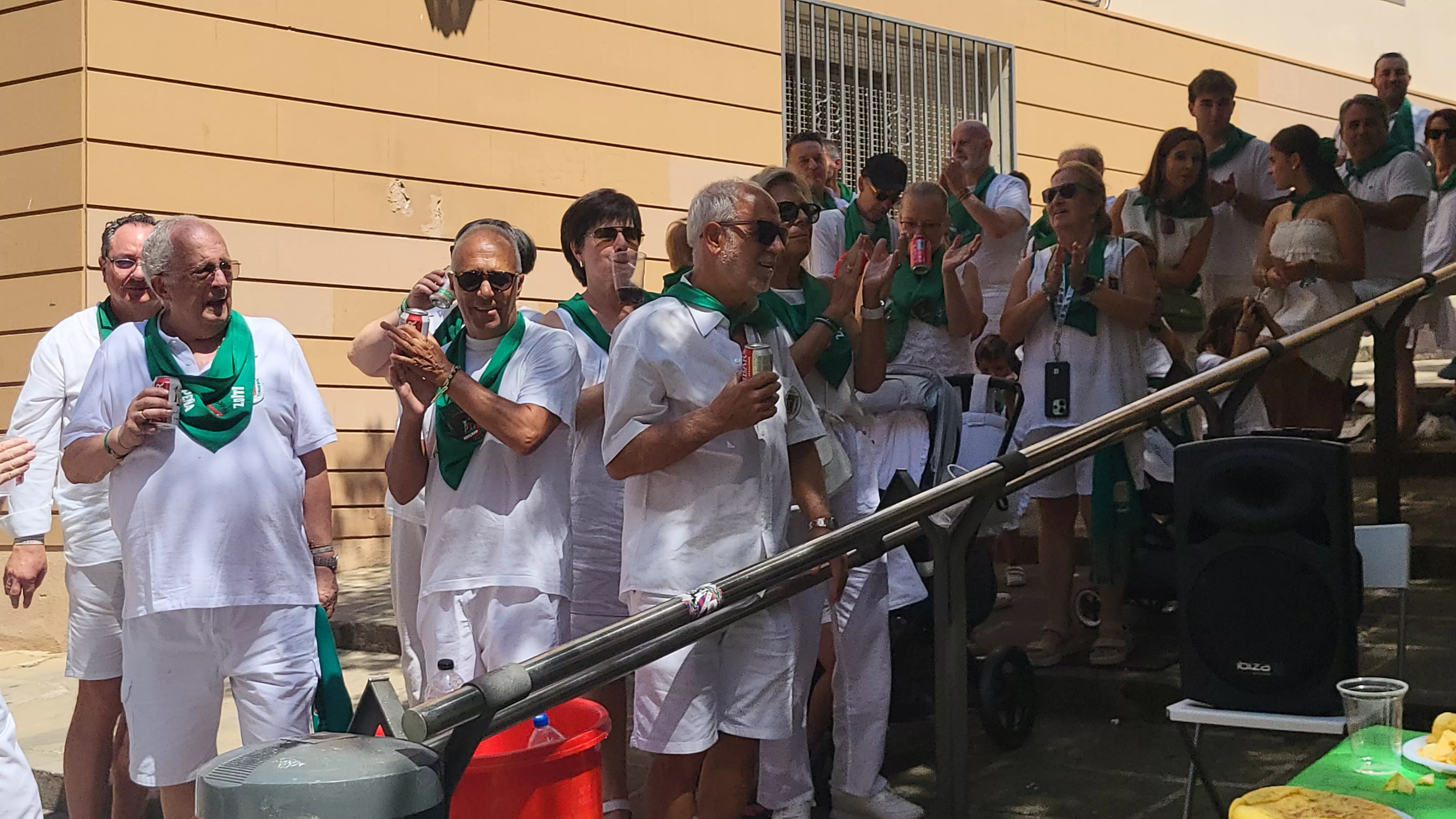 Ronda a las mairalesas de la Peña Zoiti con homenaje a fundadores y presidentes. Foto Mercedes Manterola