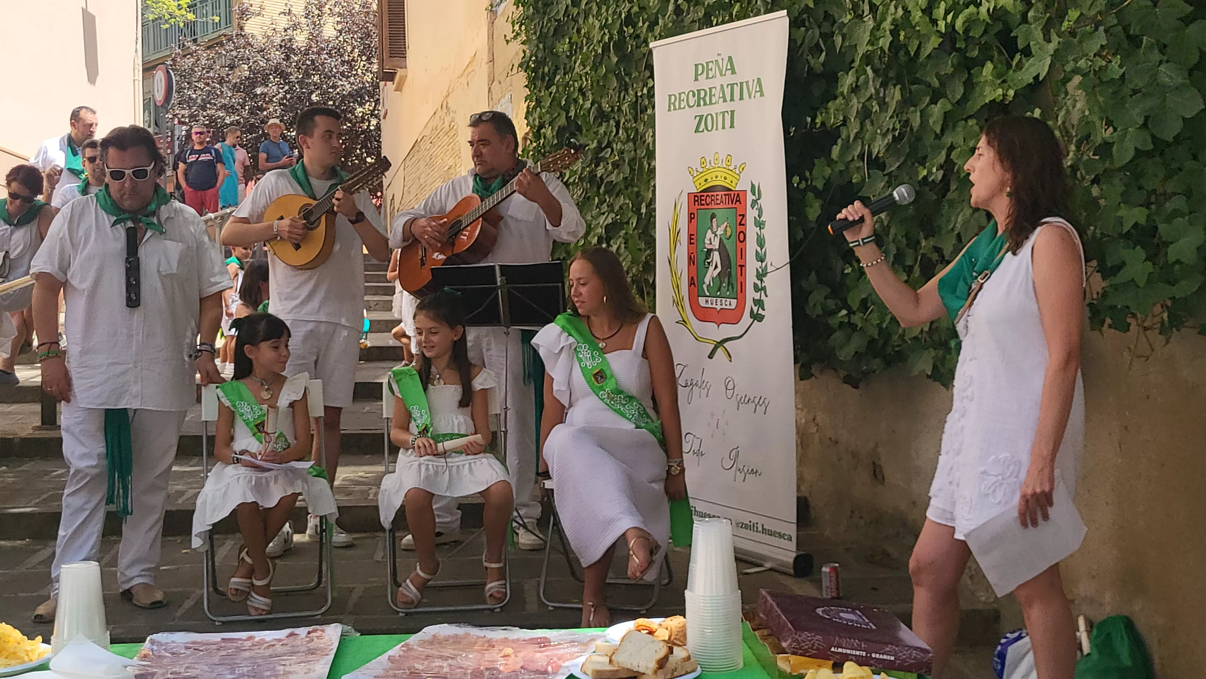 Ronda a las mairalesas de la Peña Zoiti con homenaje a fundadores y presidentes. Foto Mercedes Manterola