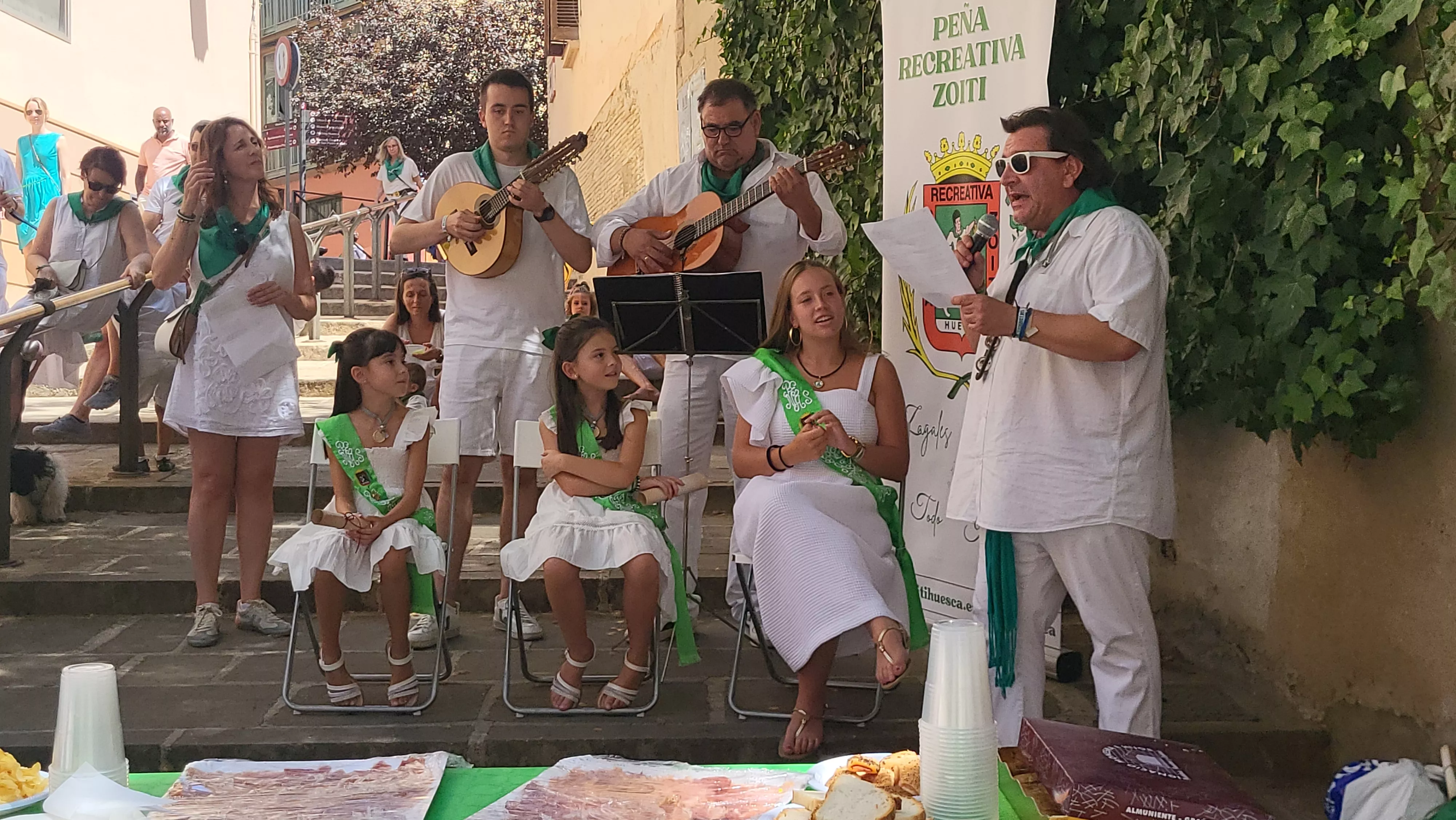 Ronda a las mairalesas de la Peña Zoiti con homenaje a fundadores y presidentes. Foto Mercedes Manterola