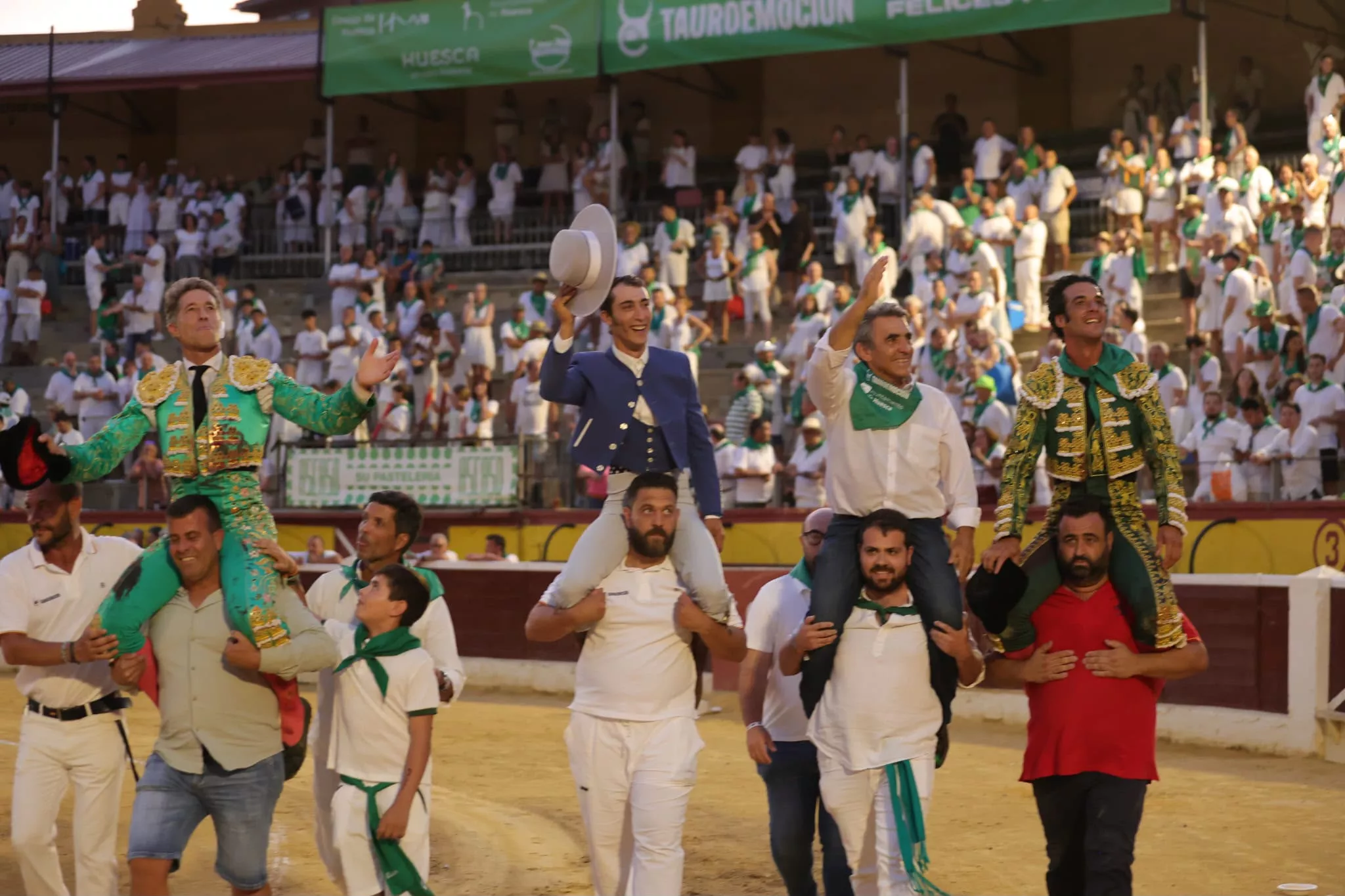 Escribano, el mayoral, Victorino Martín y Morenito, a hombros en Huesca. Foto: Tauroemoción