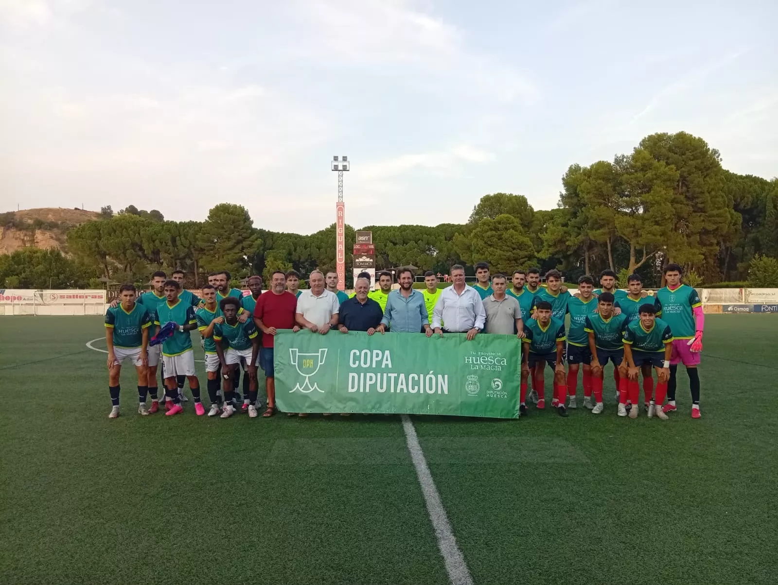 Foto de familia con los dos alcaldes de Fraga y Monzón