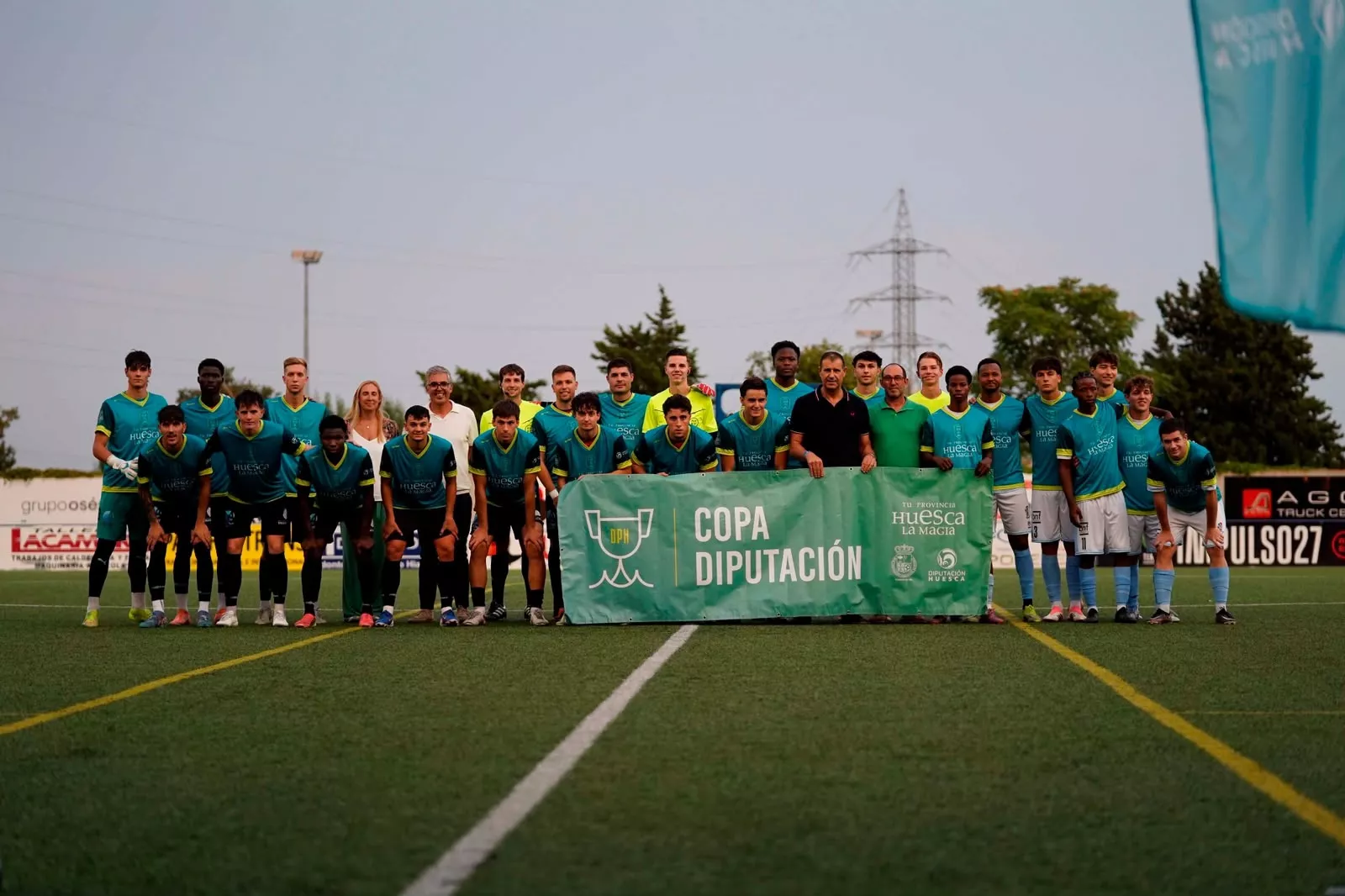 Equipos tras la pancarta de la Copa Diputación