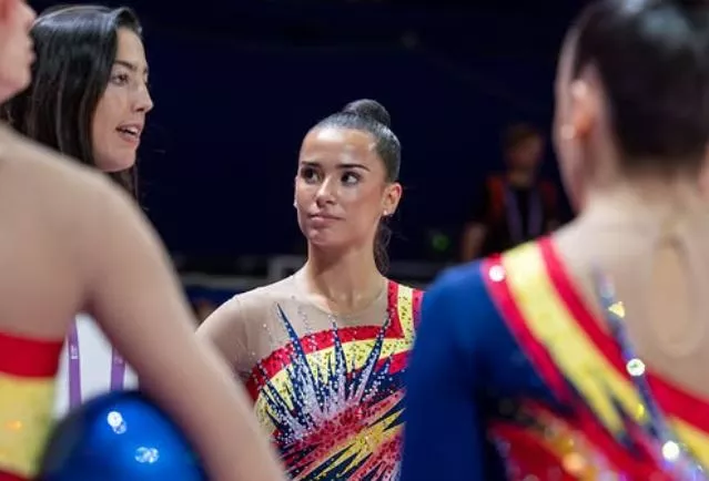 Inés Bergua sigue atenta las indicaciones de Alejandra Quereda en el entrenamiento. Foto RFEG