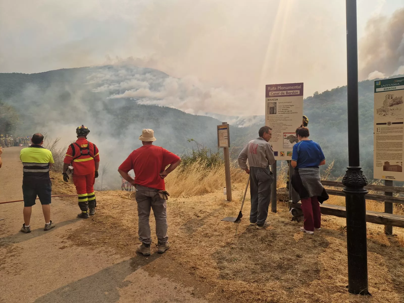 Desesperación al contemplar las lenguas de fuego desde la zona de Santa Cruz de la Serós. Foto Infoar