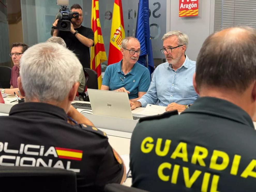Jorge Azcón en el Cecopi de esta tarde noche. Un Súper Puma francés y un avión ucraniano, avanzadilla del apoyo europeo a Las Peñas de Riglos