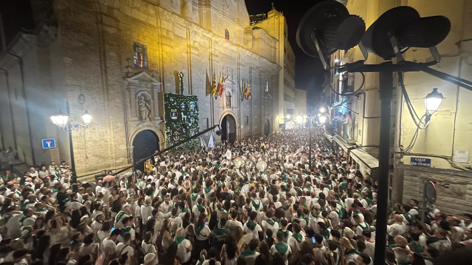 Despedida al Santo ante la Basílica de la Catedral. Foto Mercedes Manterola