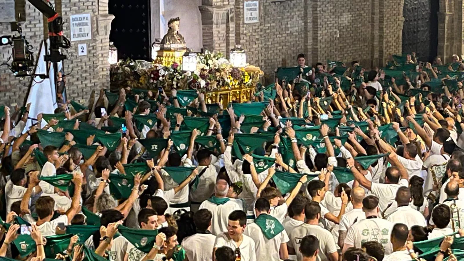 Despedida al Santo ante la Basílica de la Catedral. Foto Mercedes Manterola