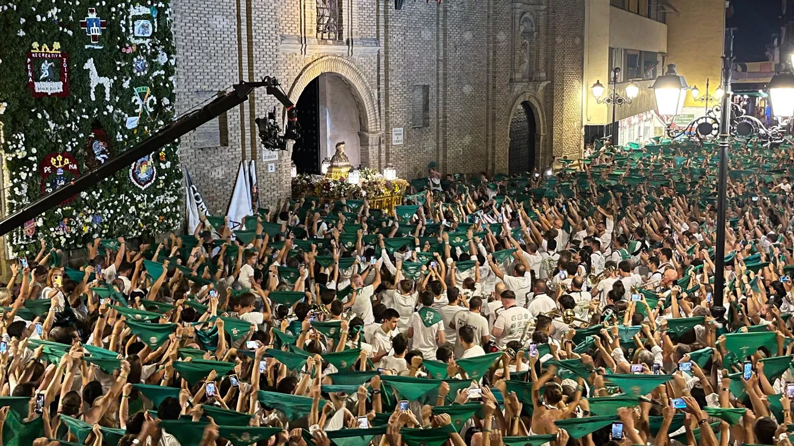 Despedida al Santo ante la Basílica de la Catedral. Foto Mercedes Manterola