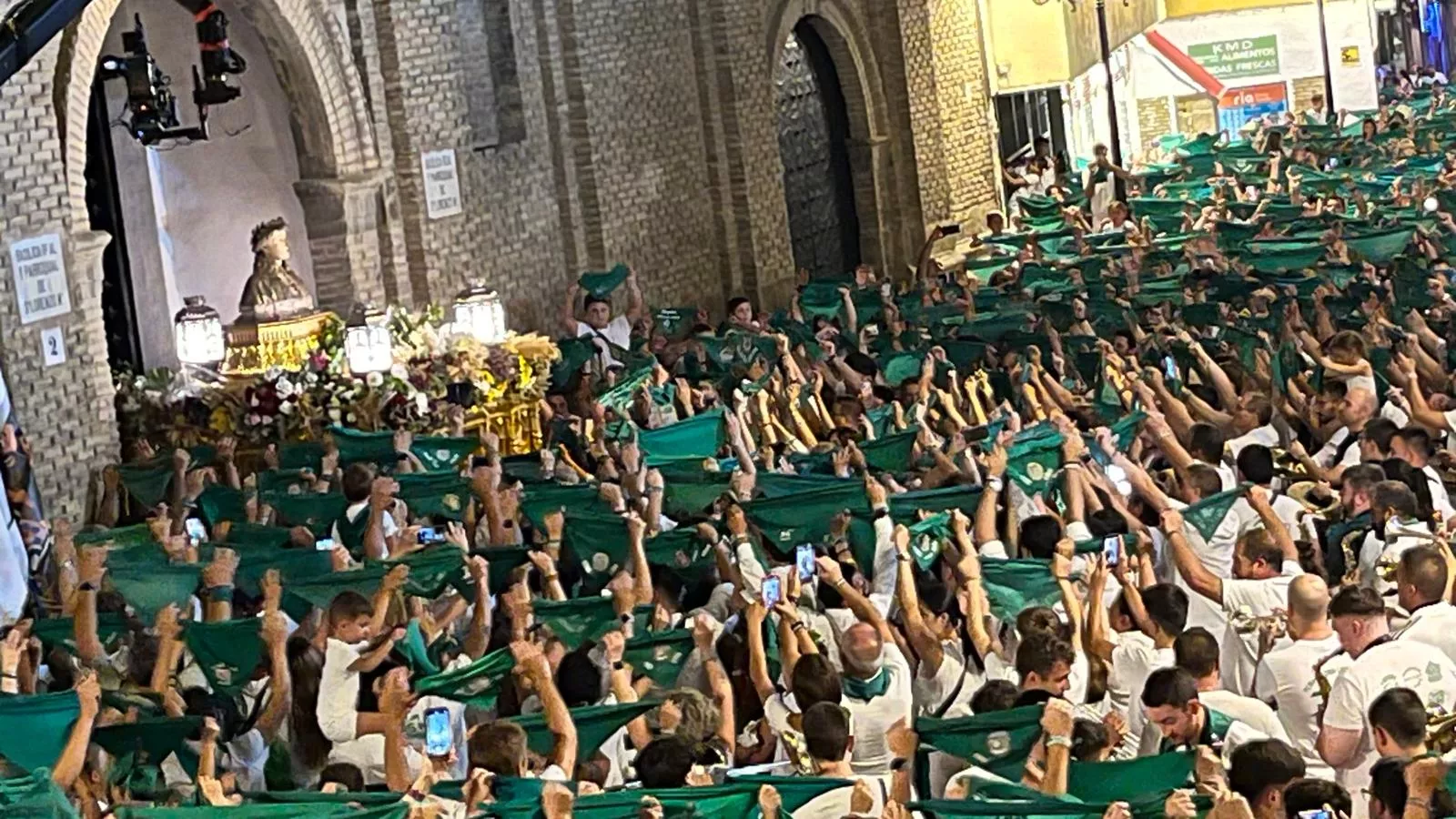 Despedida al Santo ante la Basílica de la Catedral. Foto Mercedes Manterola