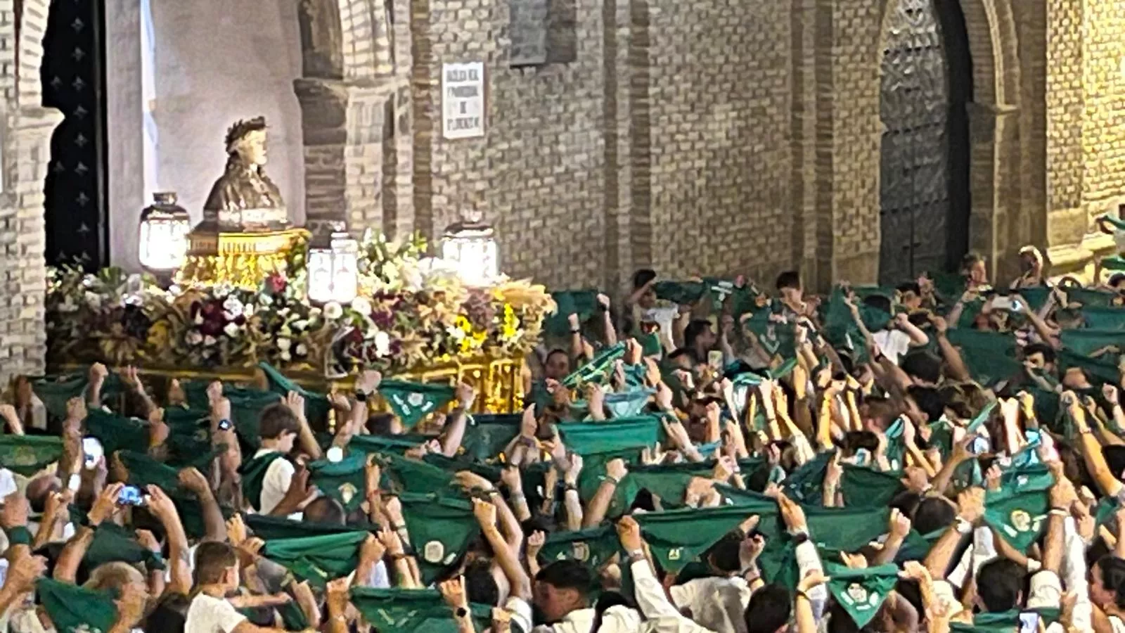 Despedida al Santo ante la Basílica de la Catedral. Foto Mercedes Manterola
