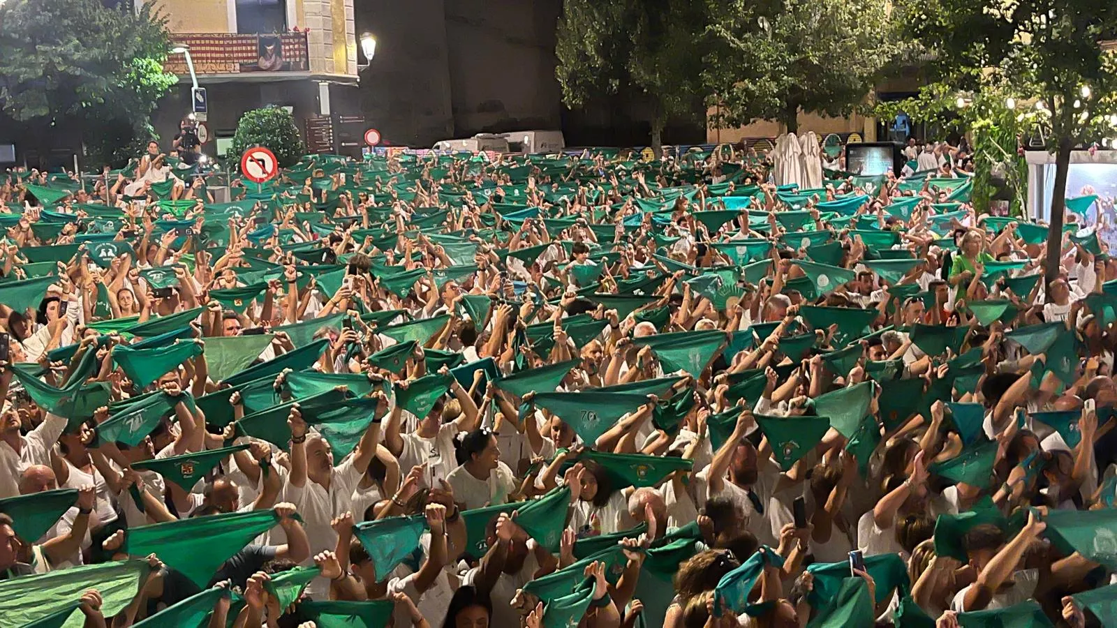 Despedida al Santo ante la Basílica de la Catedral. Foto Mercedes Manterola