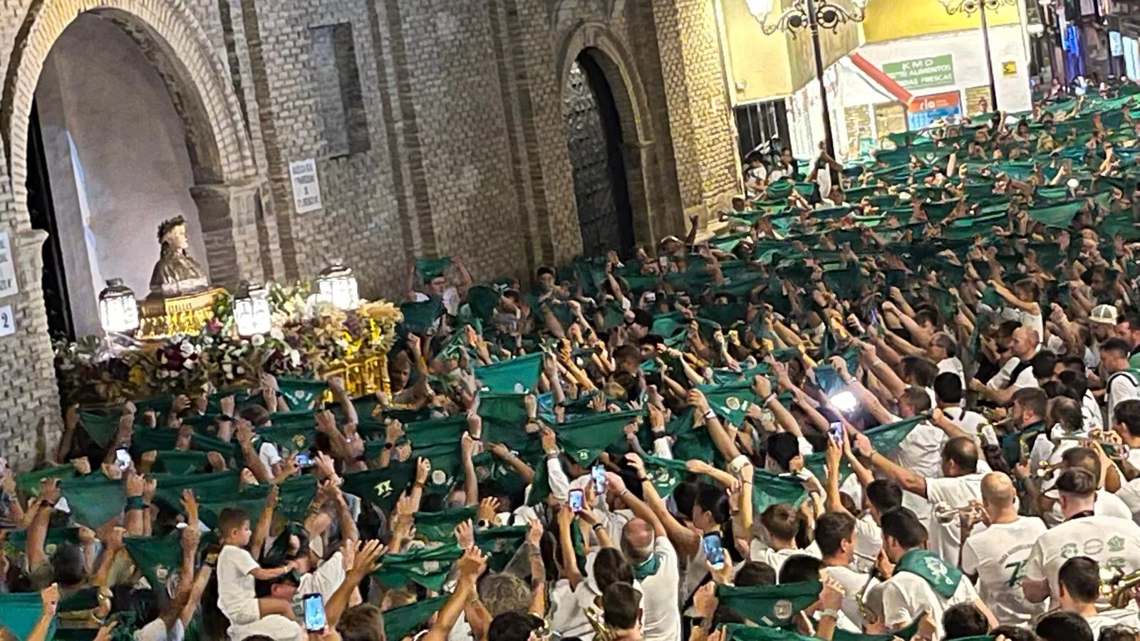 Despedida al Santo pañoletas al aire. Foto Mercedes Manterola