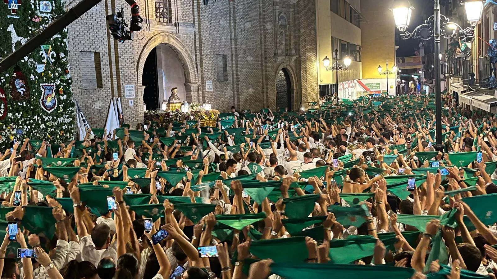 Despedida al Santo ante la Basílica de la Catedral. Foto Mercedes Manterola