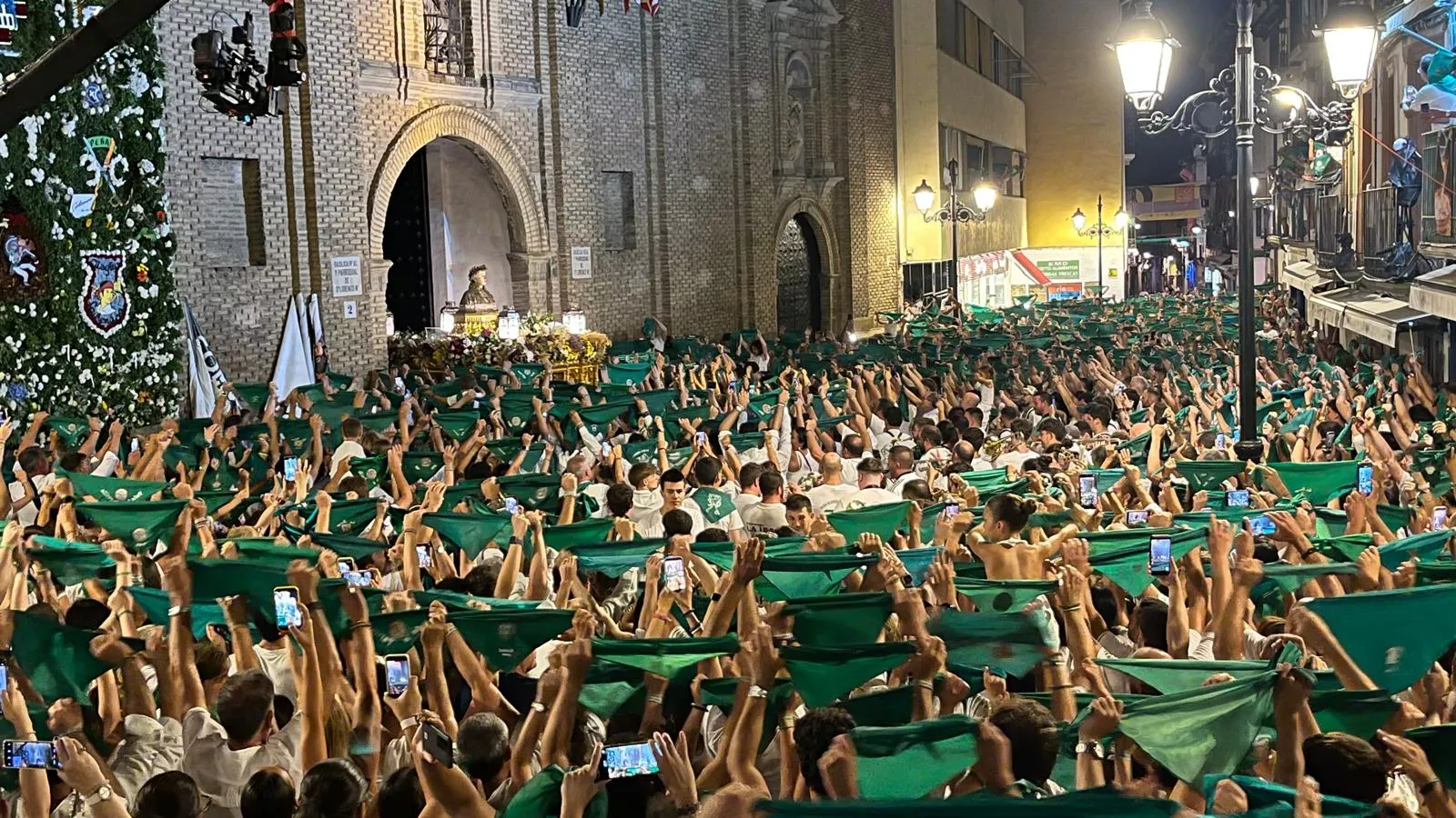 Despedida al Santo ante la Basílica de la Catedral. Foto Mercedes Manterola
