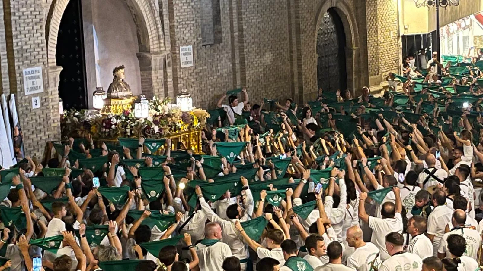 Despedida al Santo ante la Basílica de la Catedral. Foto Mercedes Manterola