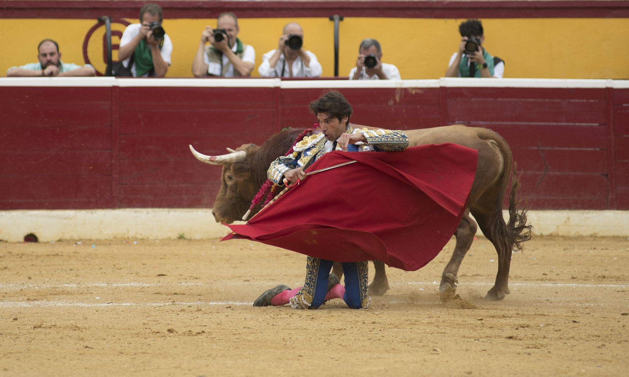 Cayetano, de rodillas. Foto Jacques Valat 