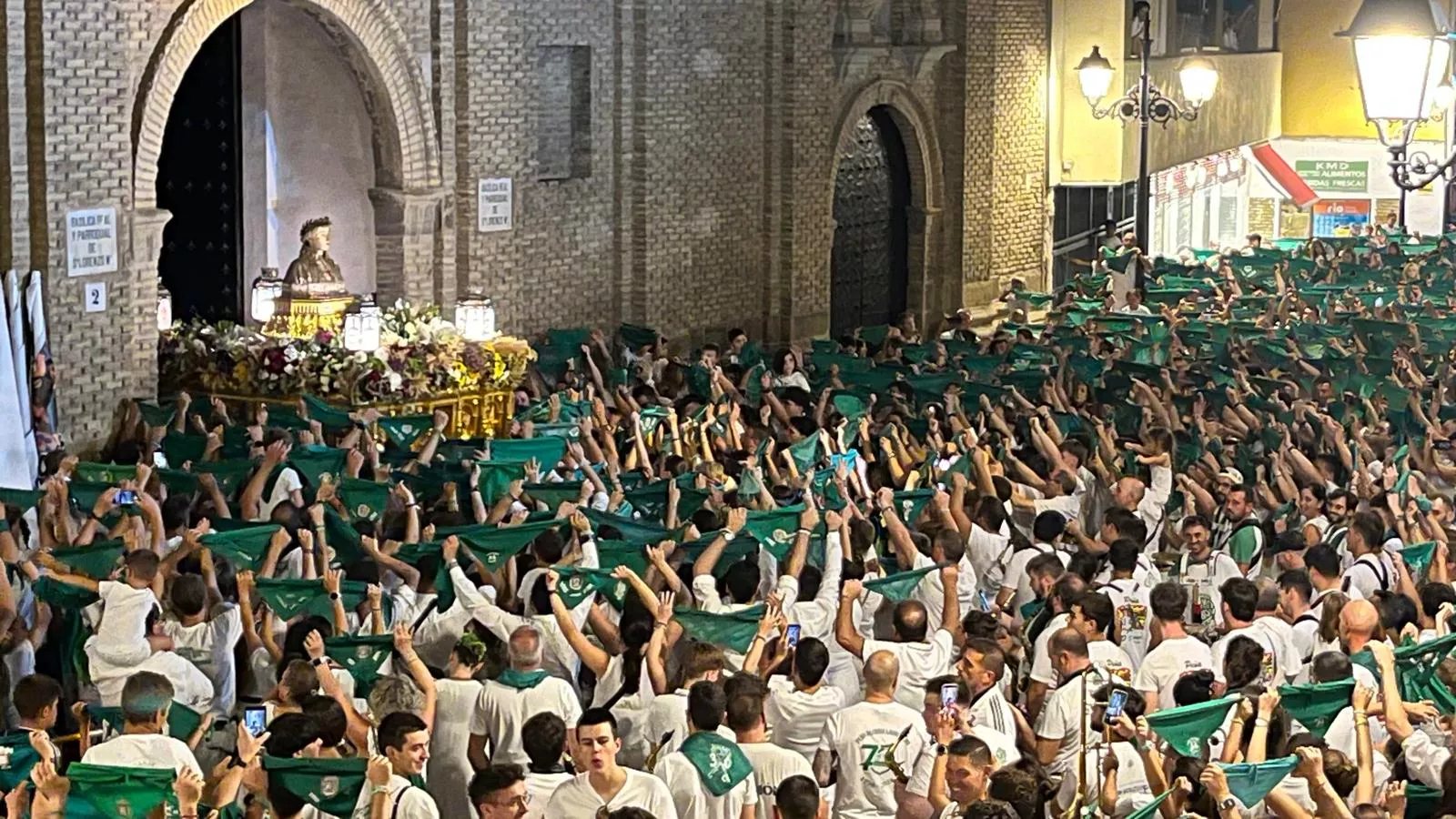 Despedida al Santo ante la Basílica de la Catedral. Foto Mercedes Manterola