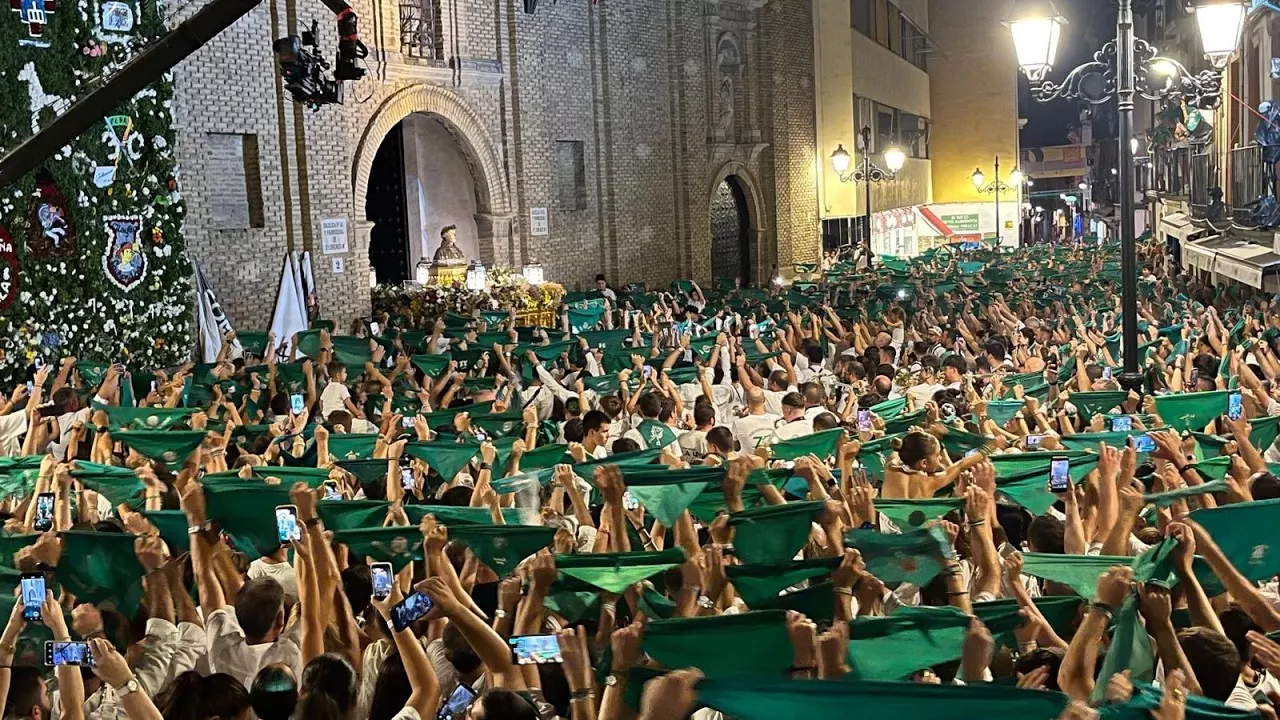 Emocionante Despedida a San Lorenzo en la plaza de la basílica con cánticos y lágrimas