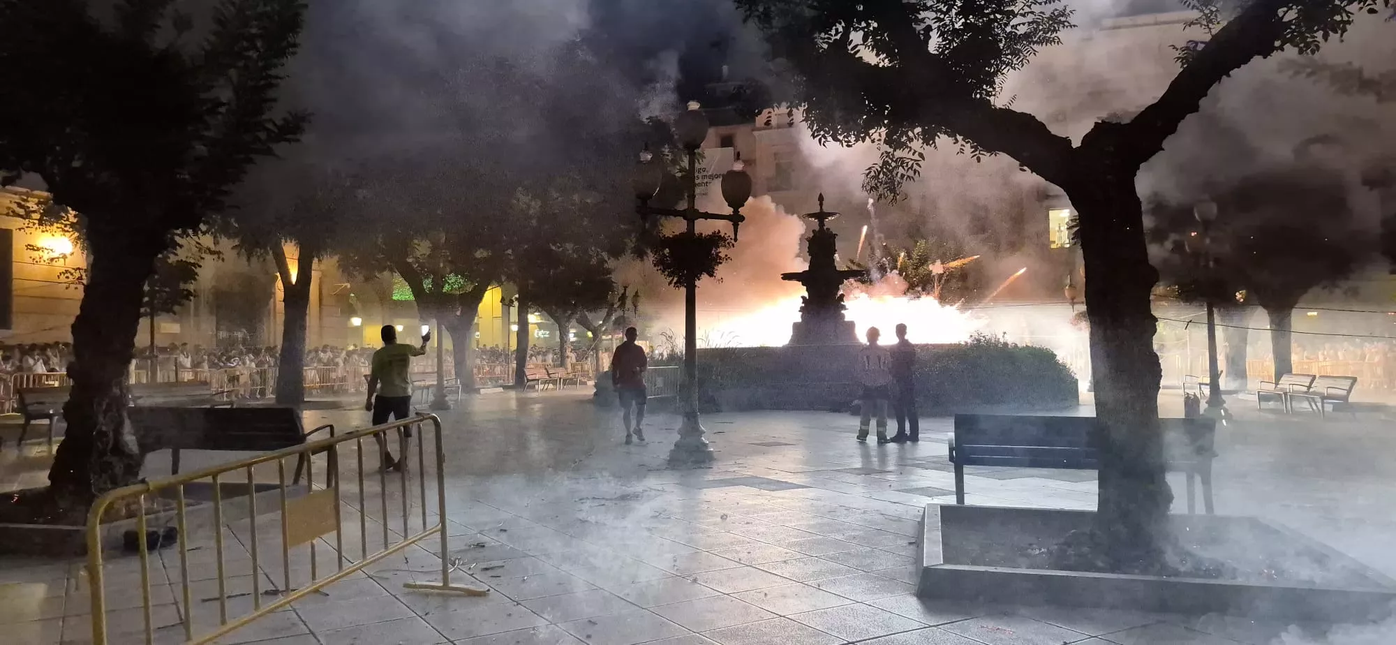 Numeroso público ha disfrutado de la traca final. Foto Myriam Martínez
