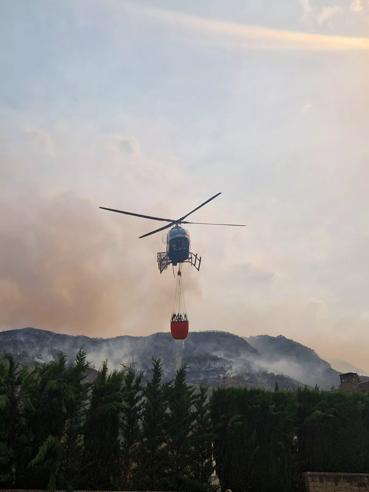 Un helicóptero en tareas de extinción del fuego