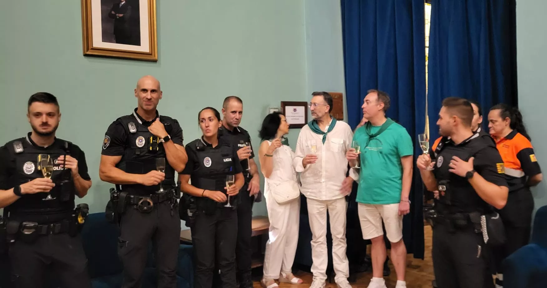 Brindis de Lorena Orduna con el personal municipal tras el cierre de San Lorenzo. Foto Mercedes Manterola