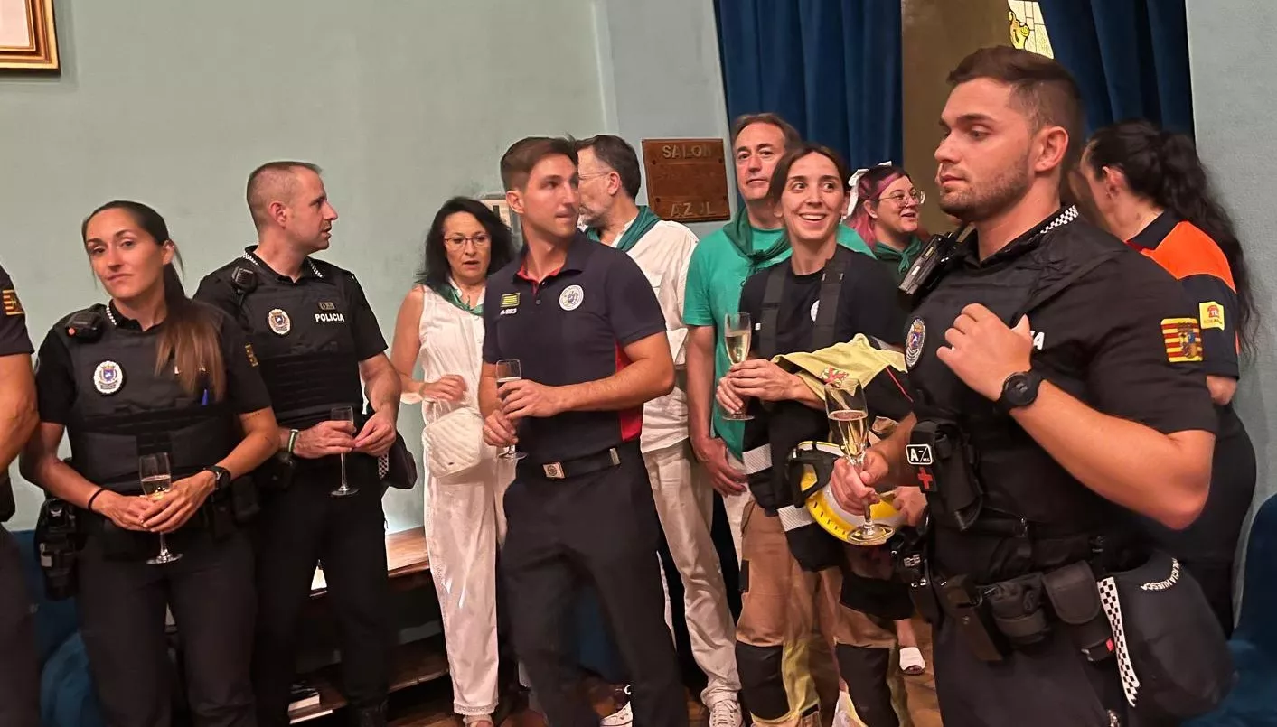 Brindis de Lorena Orduna con el personal municipal tras el cierre de San Lorenzo. Foto Mercedes Manterola