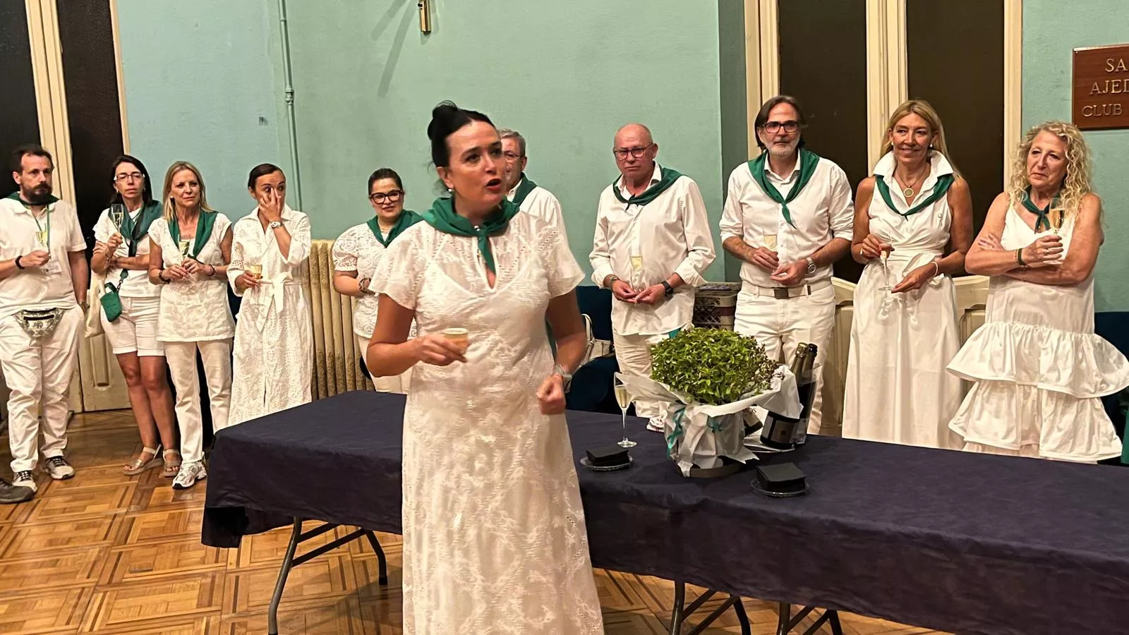Brindis de Lorena Orduna con el personal municipal tras el cierre de San Lorenzo. Foto Mercedes Manterola