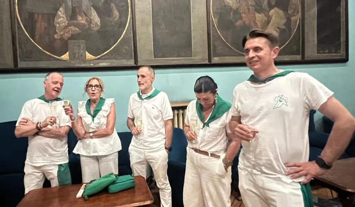 Brindis de Lorena Orduna con el personal municipal tras el cierre de San Lorenzo. Foto Mercedes Manterola