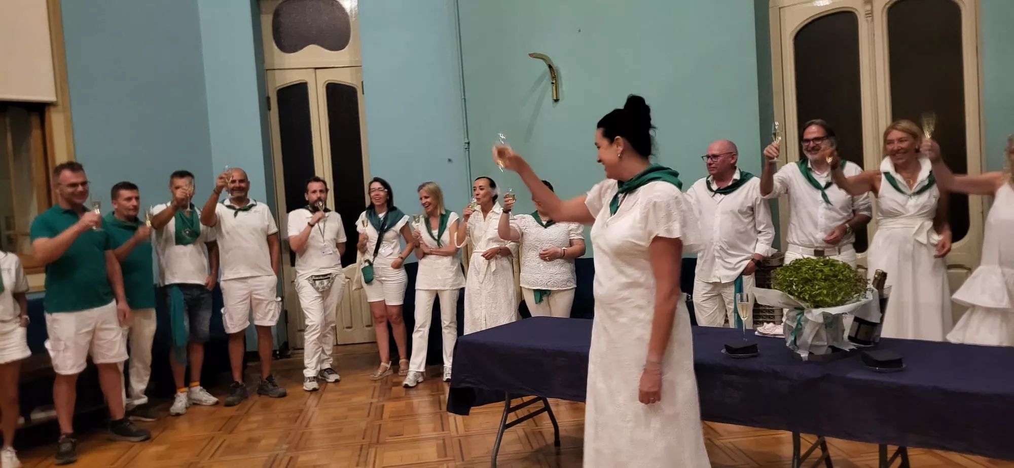 Brindis de Lorena Orduna con el personal municipal tras el cierre de San Lorenzo. Foto Mercedes Manterola