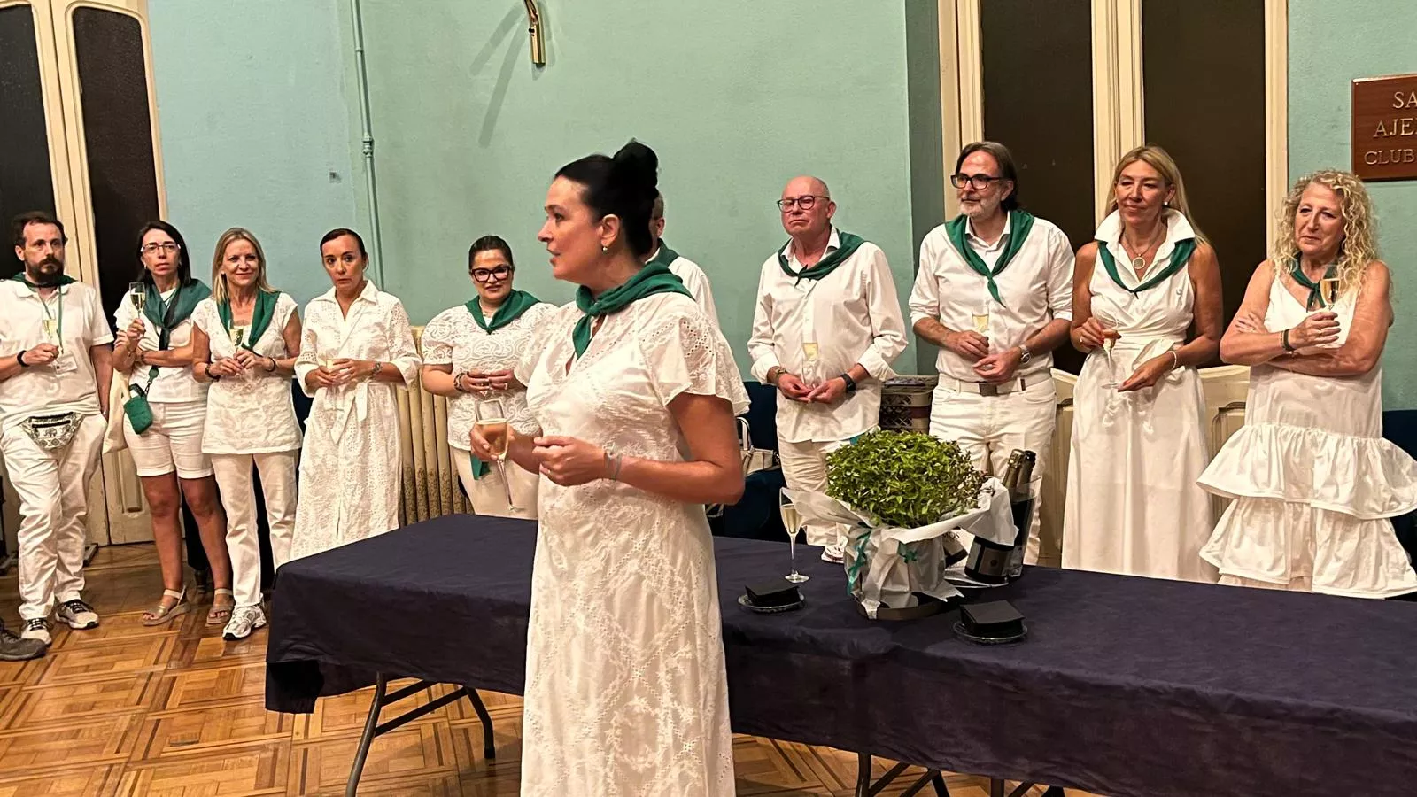 Brindis de Lorena Orduna con el personal municipal tras el cierre de San Lorenzo. Foto Mercedes Manterola