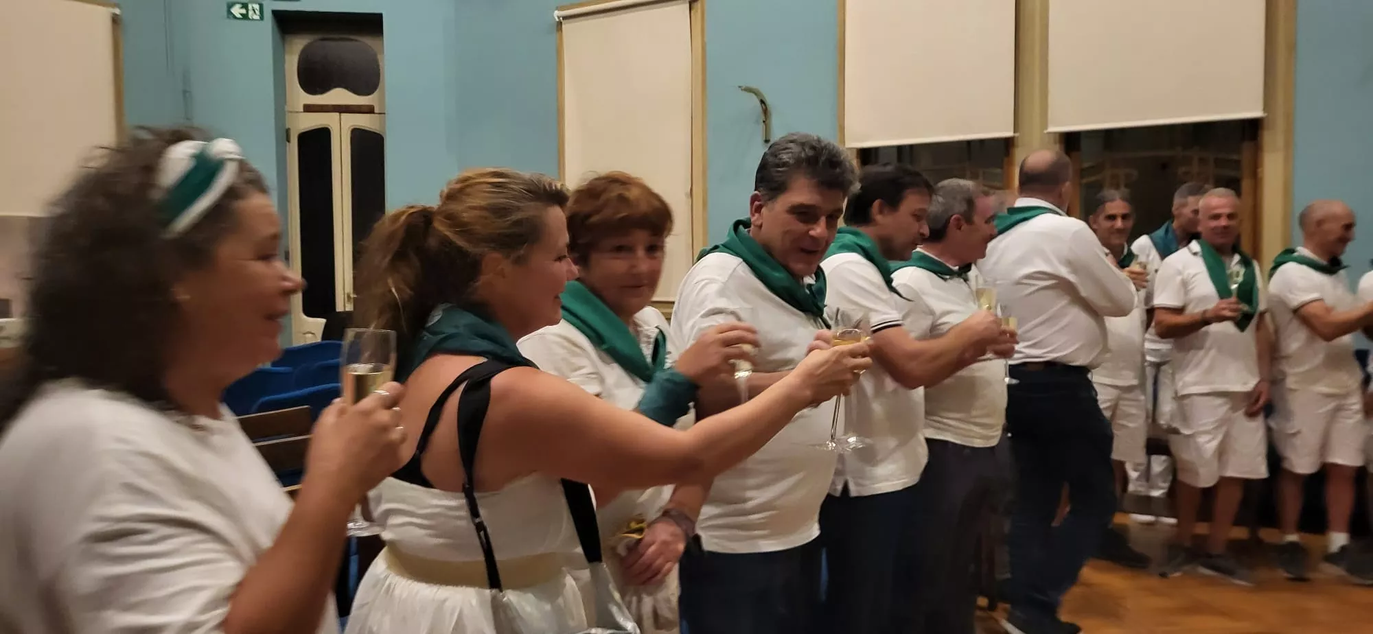 Brindis de Lorena Orduna con el personal municipal tras el cierre de San Lorenzo. Foto Mercedes Manterola