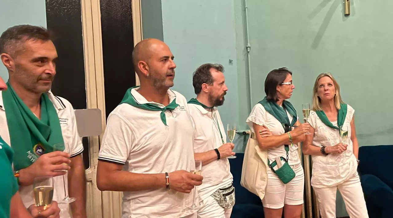 Brindis de Lorena Orduna con el personal municipal tras el cierre de San Lorenzo. Foto Mercedes Manterola