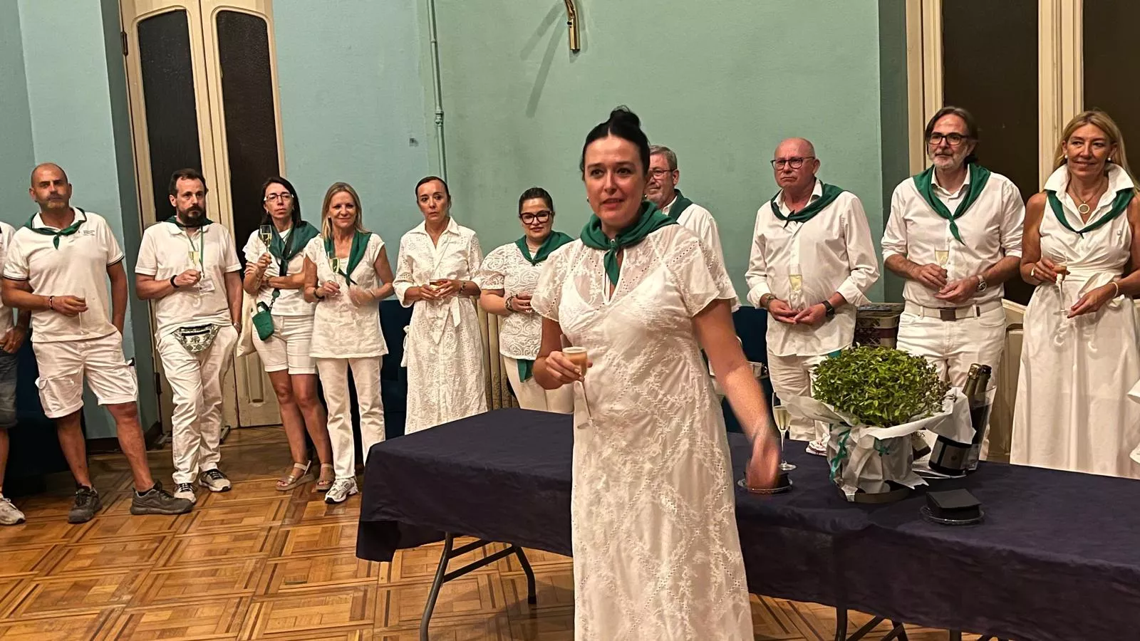 Brindis de Lorena Orduna con el personal municipal tras el cierre de San Lorenzo. Foto Mercedes Manterola