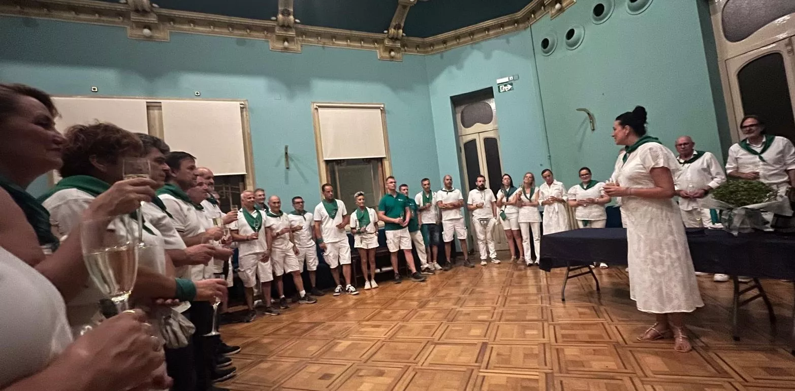 Brindis de Lorena Orduna con el personal municipal tras el cierre de San Lorenzo. Foto Mercedes Manterola