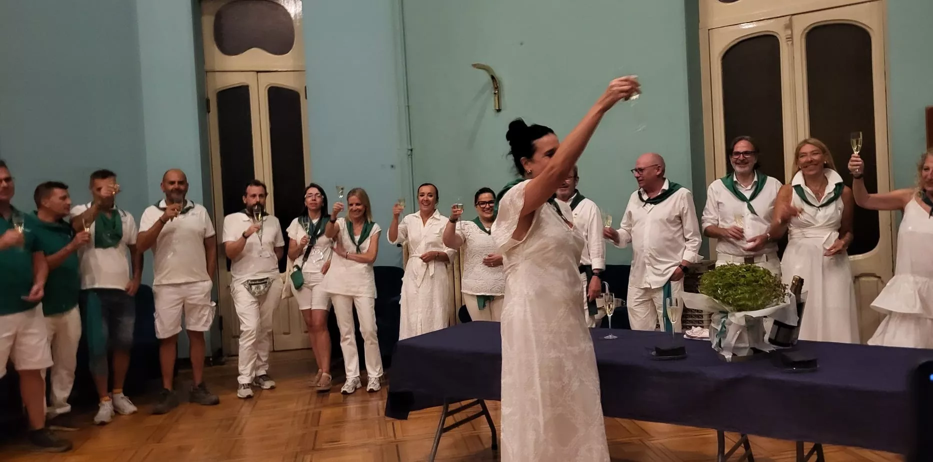 Brindis de Lorena Orduna con el personal municipal tras el cierre de San Lorenzo. Foto Mercedes Manterola