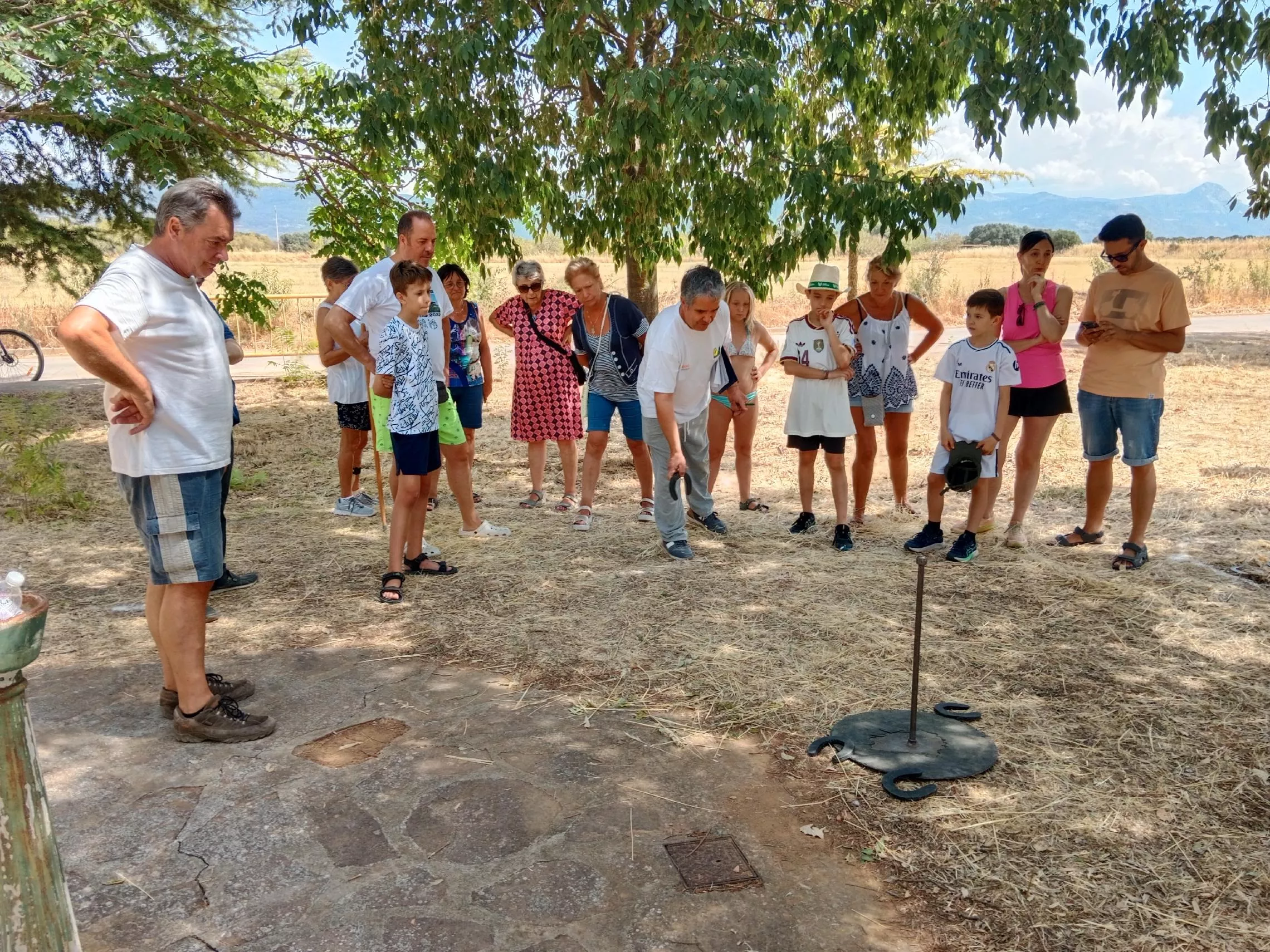 Juegos tradicionales en Los Corrales, herraduras