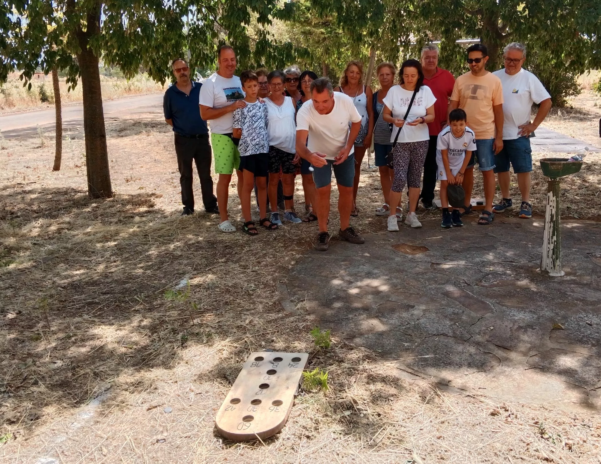 Juegos tradicionales en Los Corrales, hoyetes