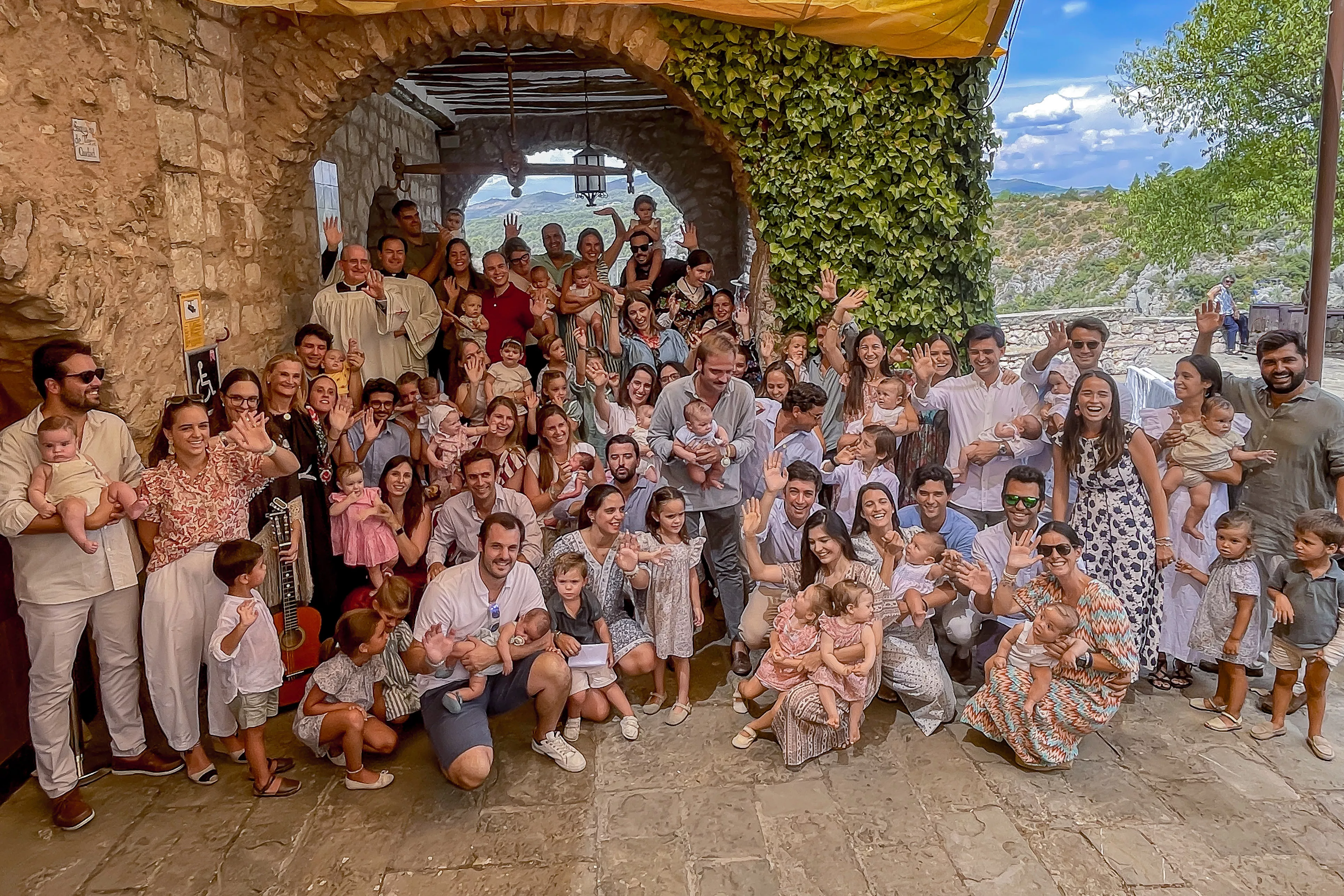 27 bebés presentados por sus padres a la Virgen de Torreciudad