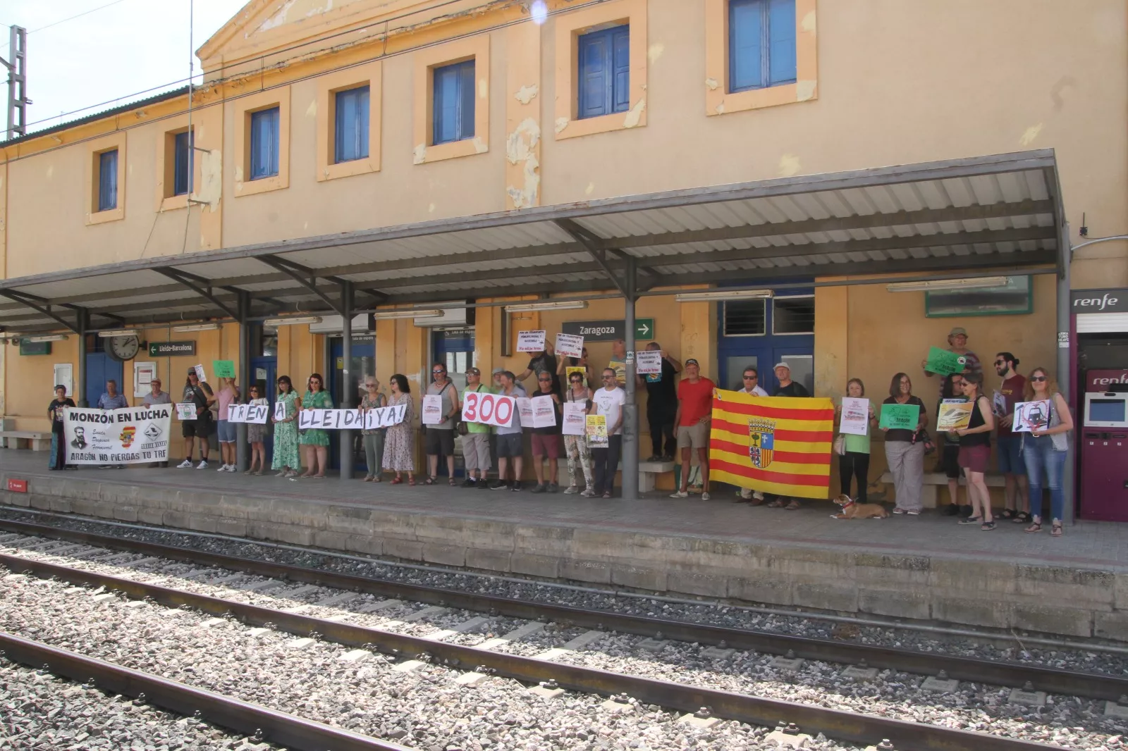 Nueva concentración para pedir el tren Monzón-Lleida. Foto Carlos Neofato