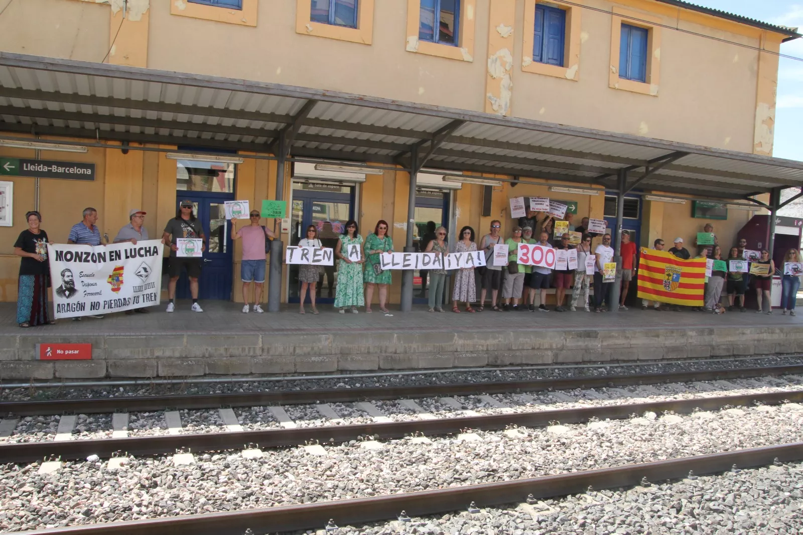 Nueva concentración para pedir el tren Monzón-Lleida. Foto Carlos Neofato