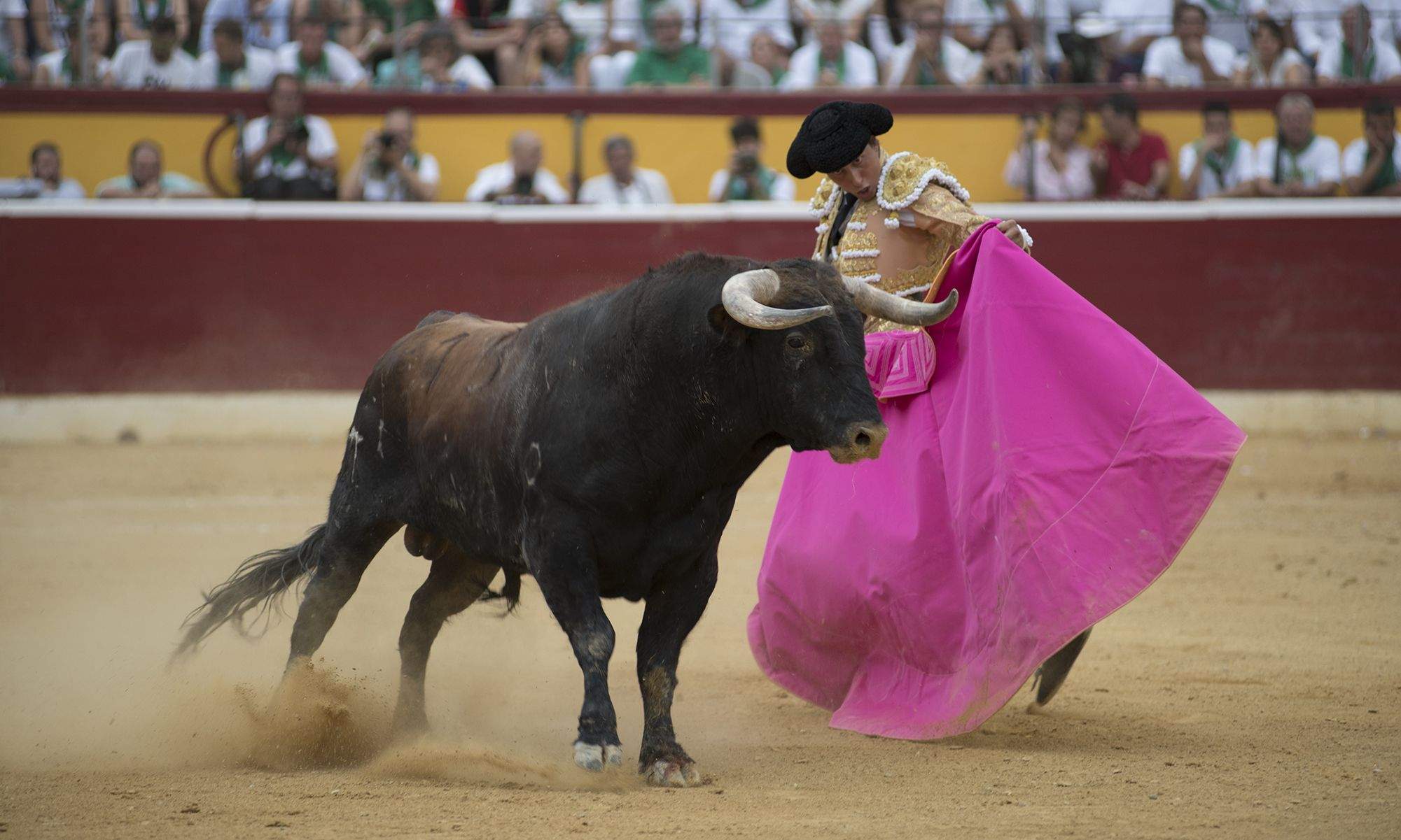 Roca Rey con el capote. Foto Jacques Valat 